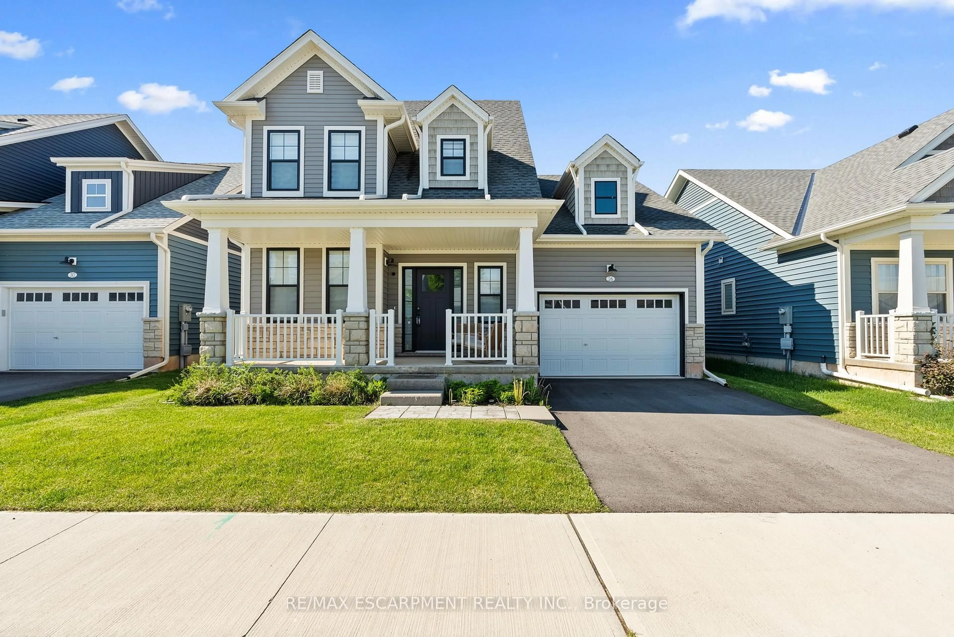 Home with vinyl exterior material, street for 26 BEACHWALK Cres, Fort Erie Ontario L0S 1N0