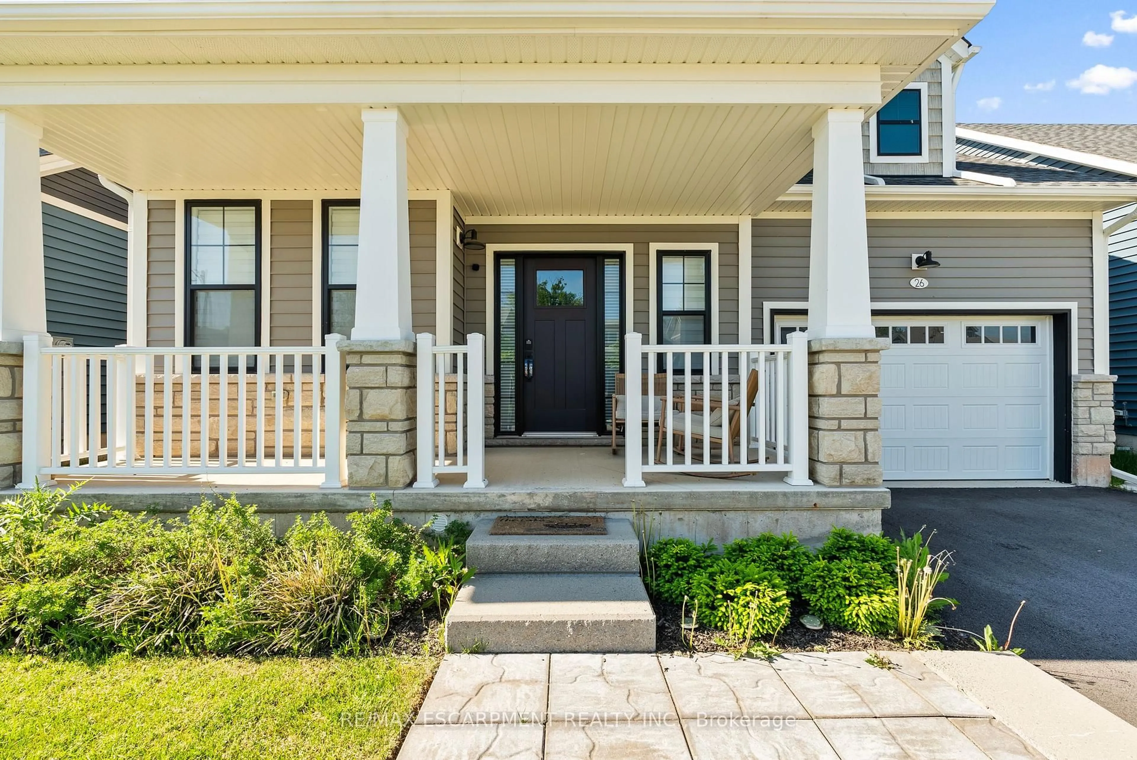 Home with vinyl exterior material, street for 26 BEACHWALK Cres, Fort Erie Ontario L0S 1N0