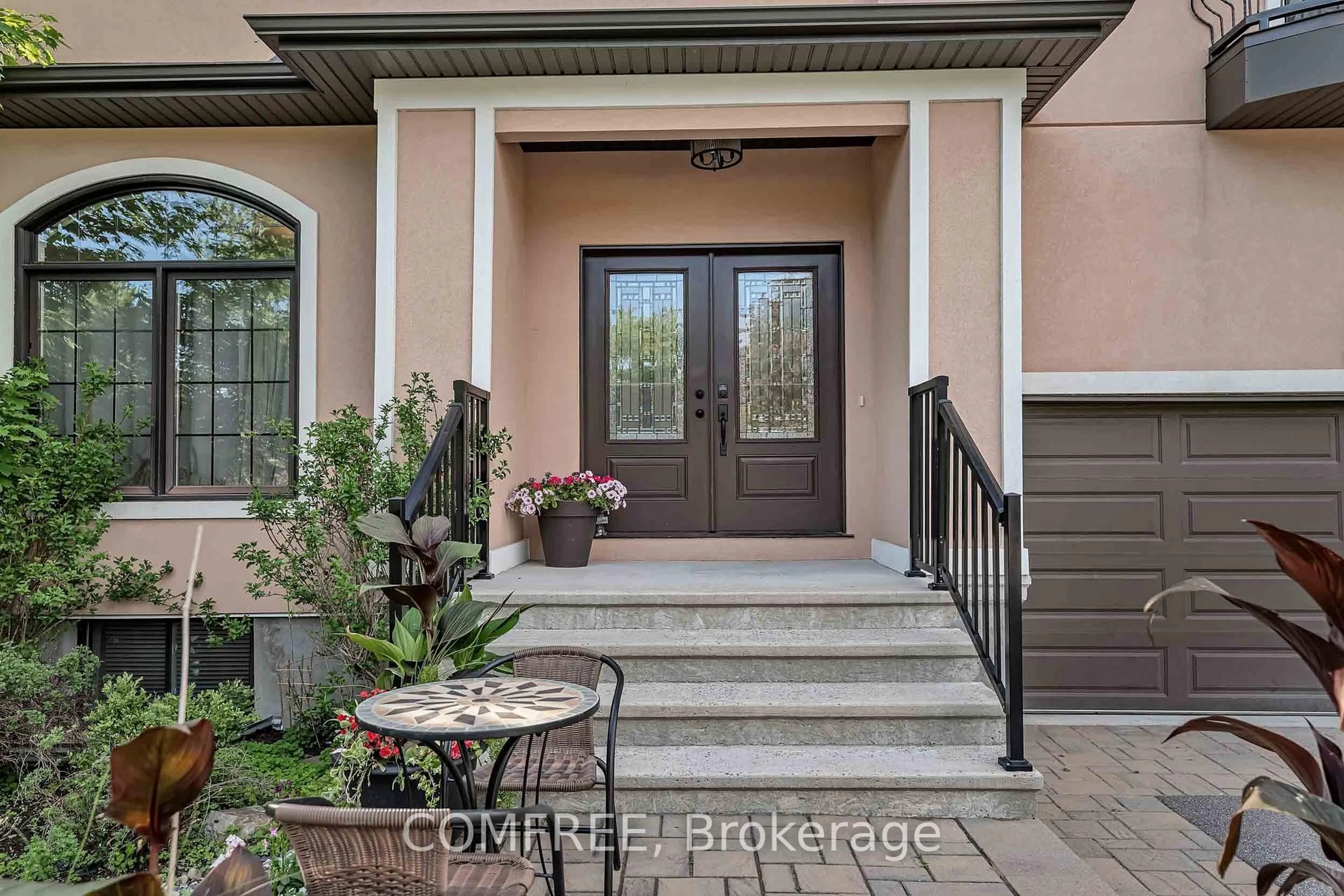 Indoor entryway for 1385 McMahon Ave, Ottawa Ontario K1T 1C2