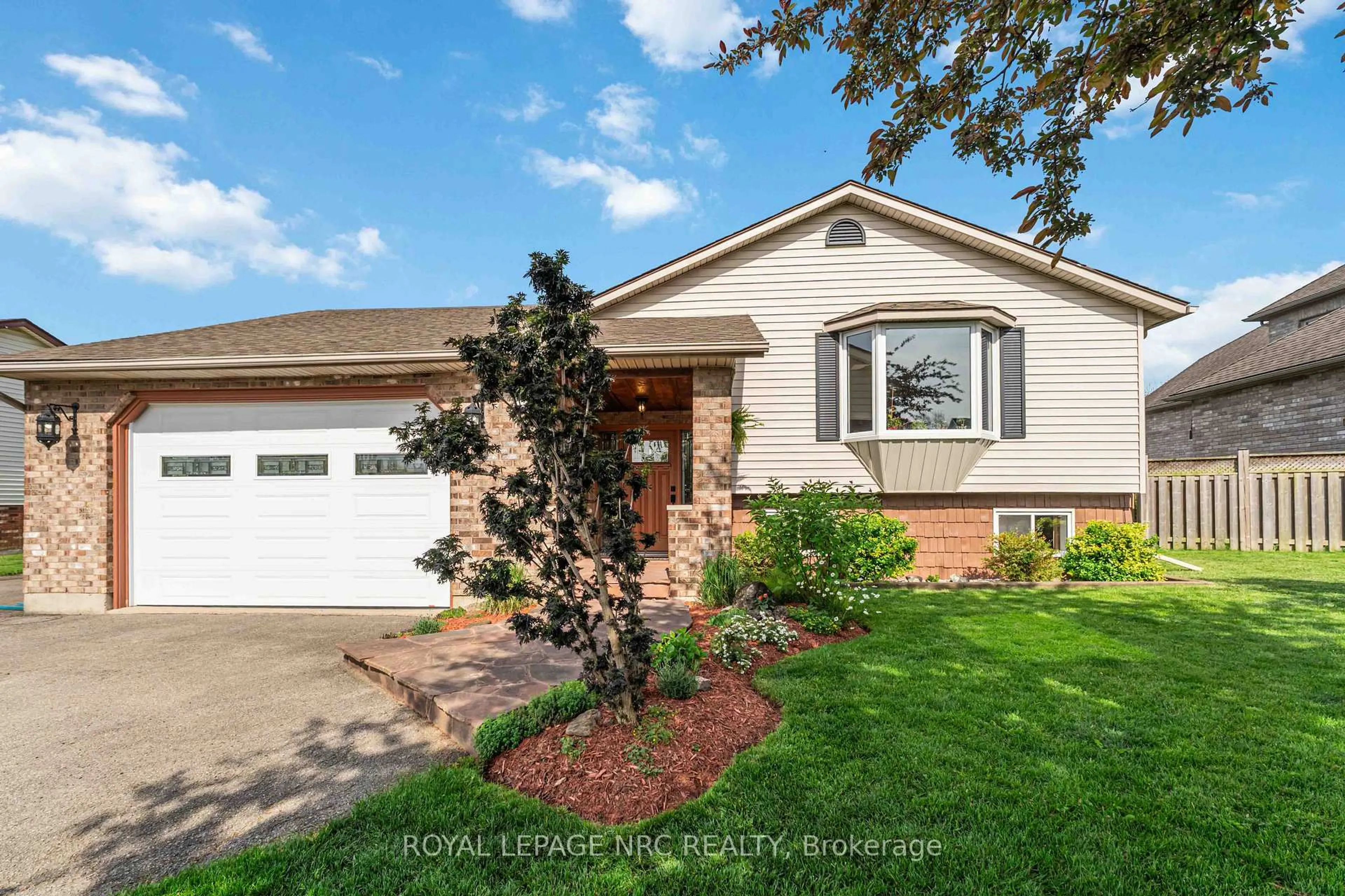 Home with vinyl exterior material, street for 3821 19th St, Lincoln Ontario L0R 1S0