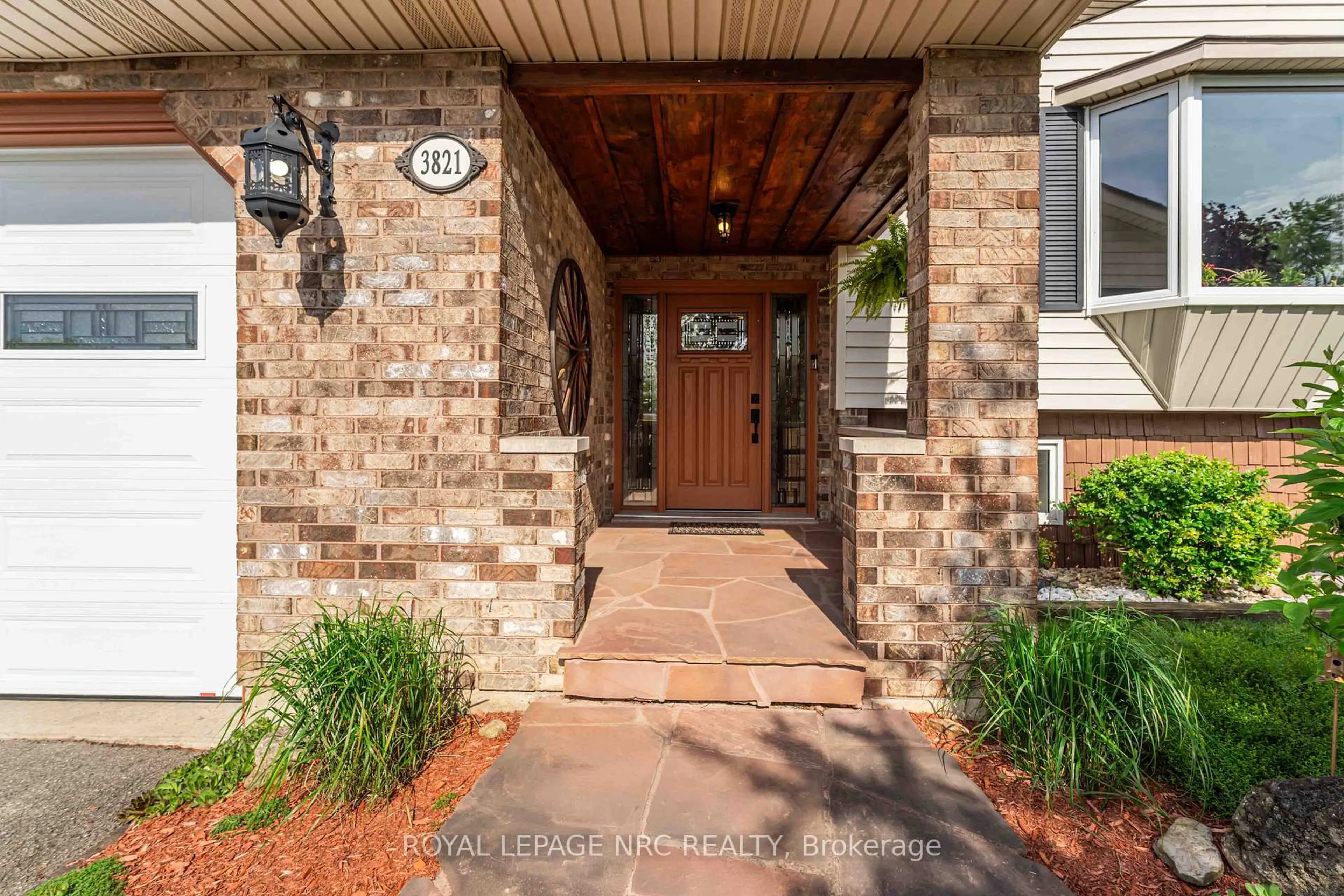 Indoor entryway for 3821 19th St, Lincoln Ontario L0R 1S0