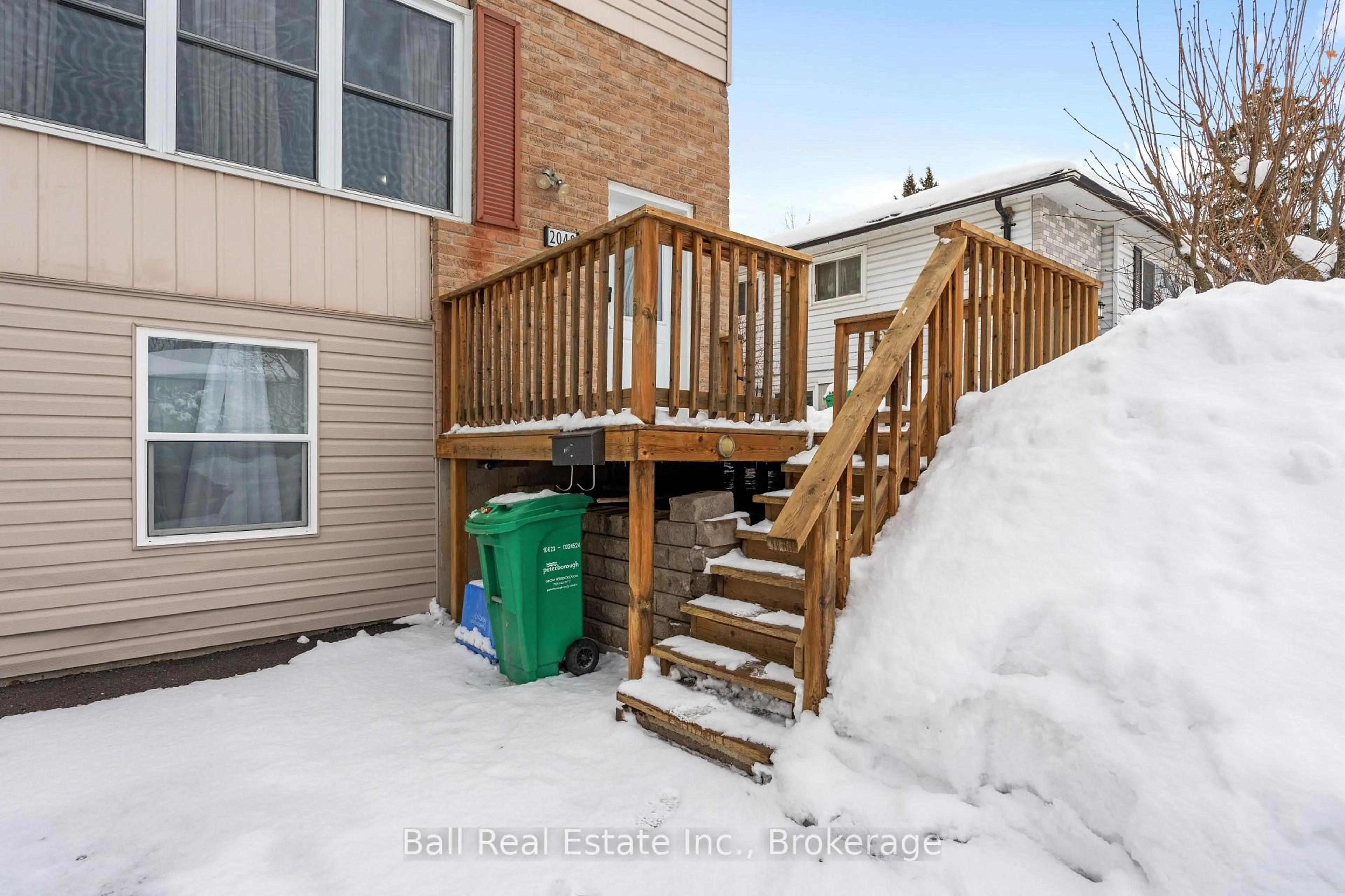 Patio, street for 2048 Walker Ave, Peterborough Ontario K9L 1S1