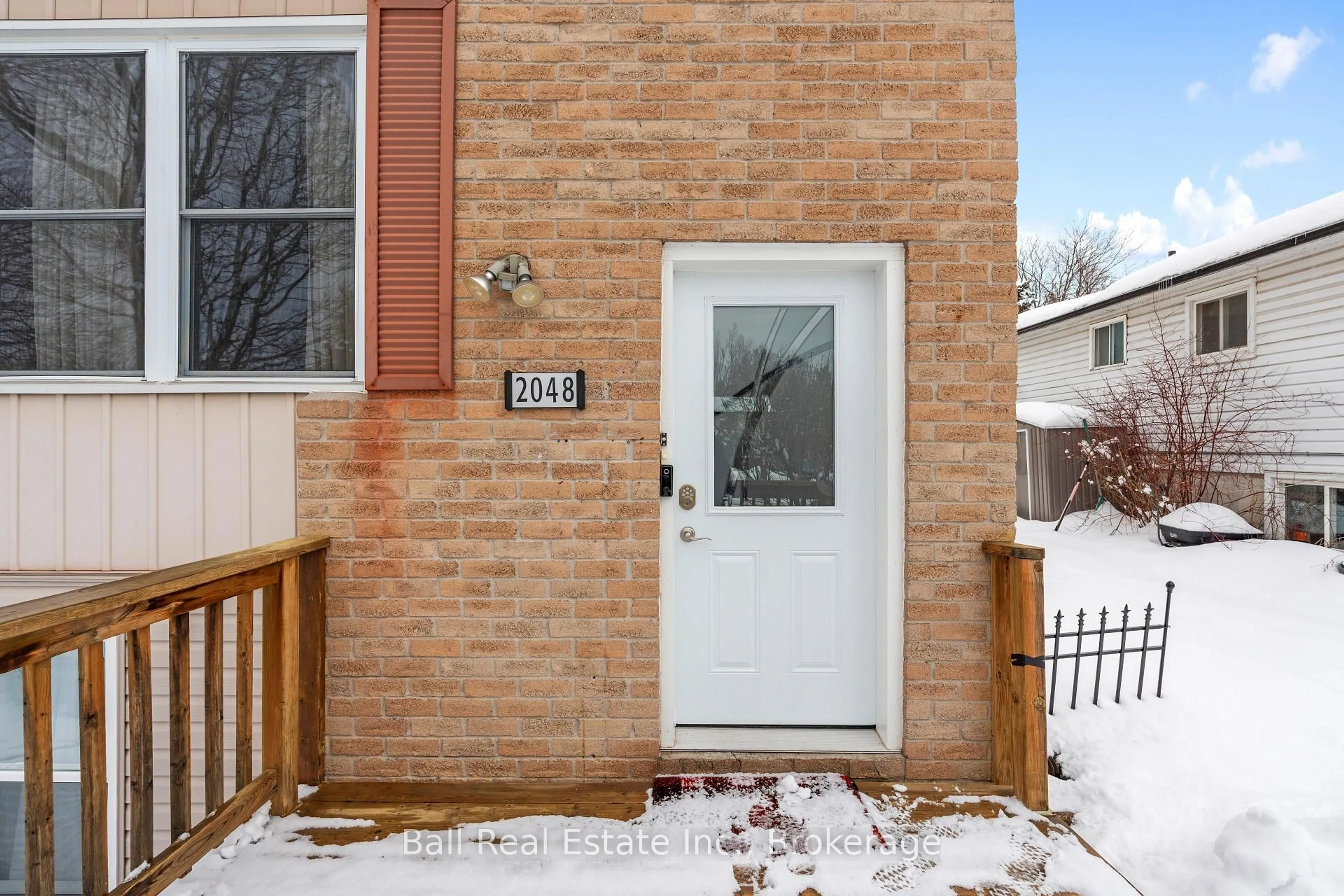 Indoor entryway for 2048 Walker Ave, Peterborough Ontario K9L 1S1