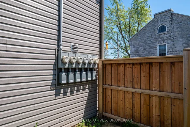 120 Yonge St, Kingston 5
