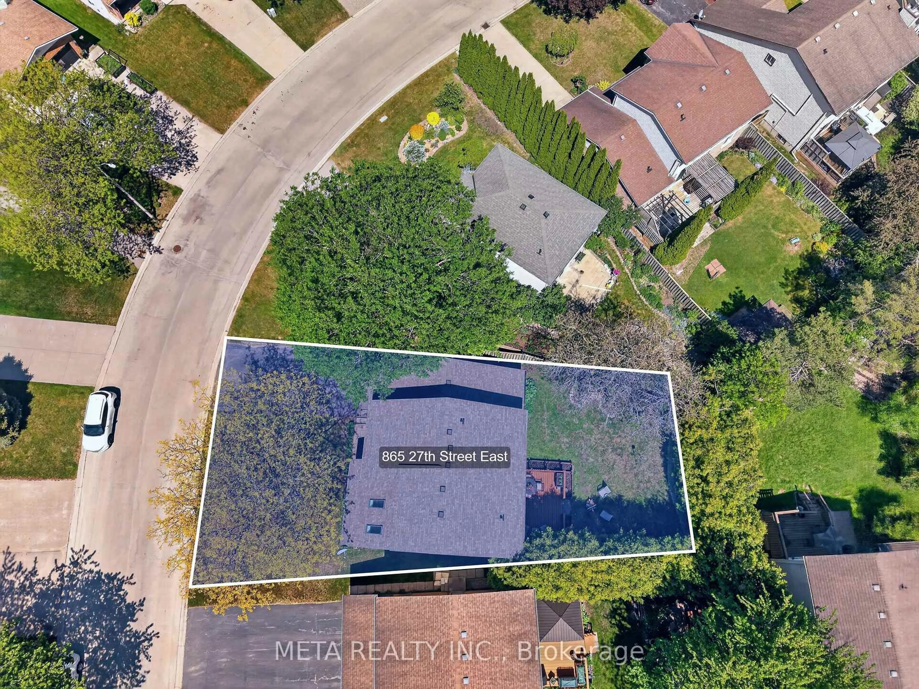 A pic from outside/outdoor area/front of a property/back of a property/a pic from drone, street for 865 27th St, Owen Sound Ontario N4K 6S5