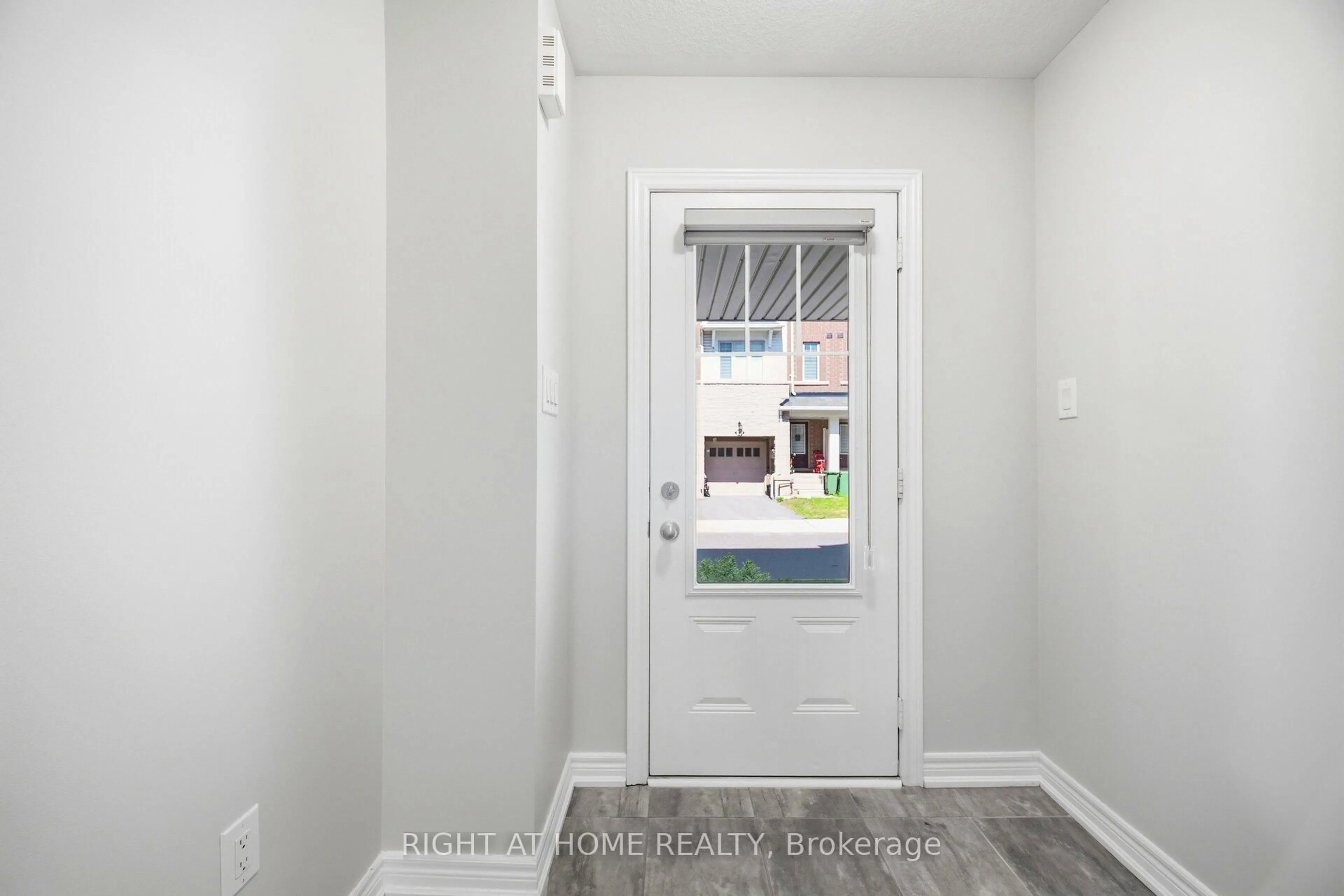 Indoor entryway for 8 Rapids Lane, Hamilton Ontario L8K 0A3
