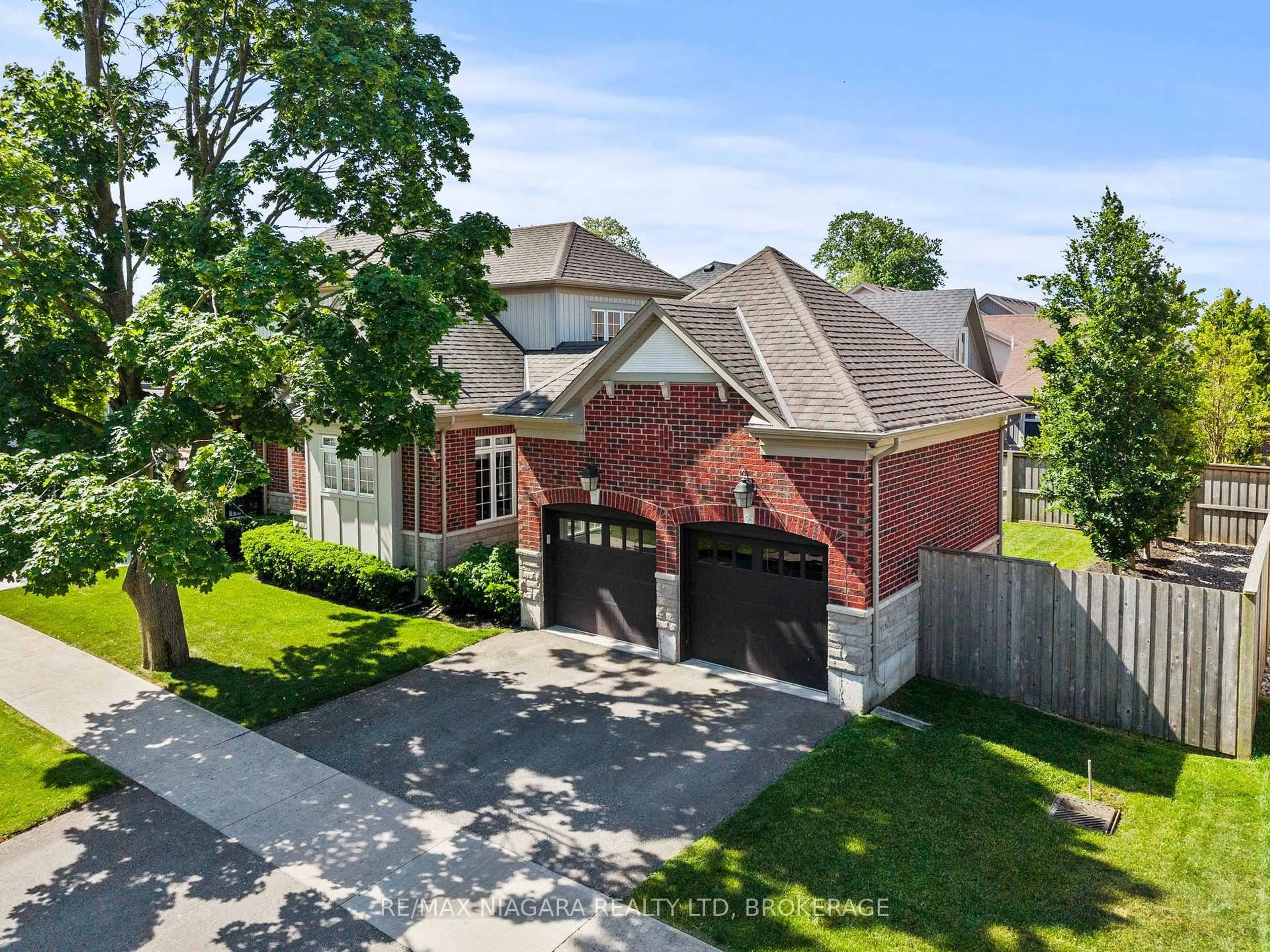 A pic from outside/outdoor area/front of a property/back of a property/a pic from drone, street for 110 John St, Niagara-on-the-Lake Ontario L0S 1J0