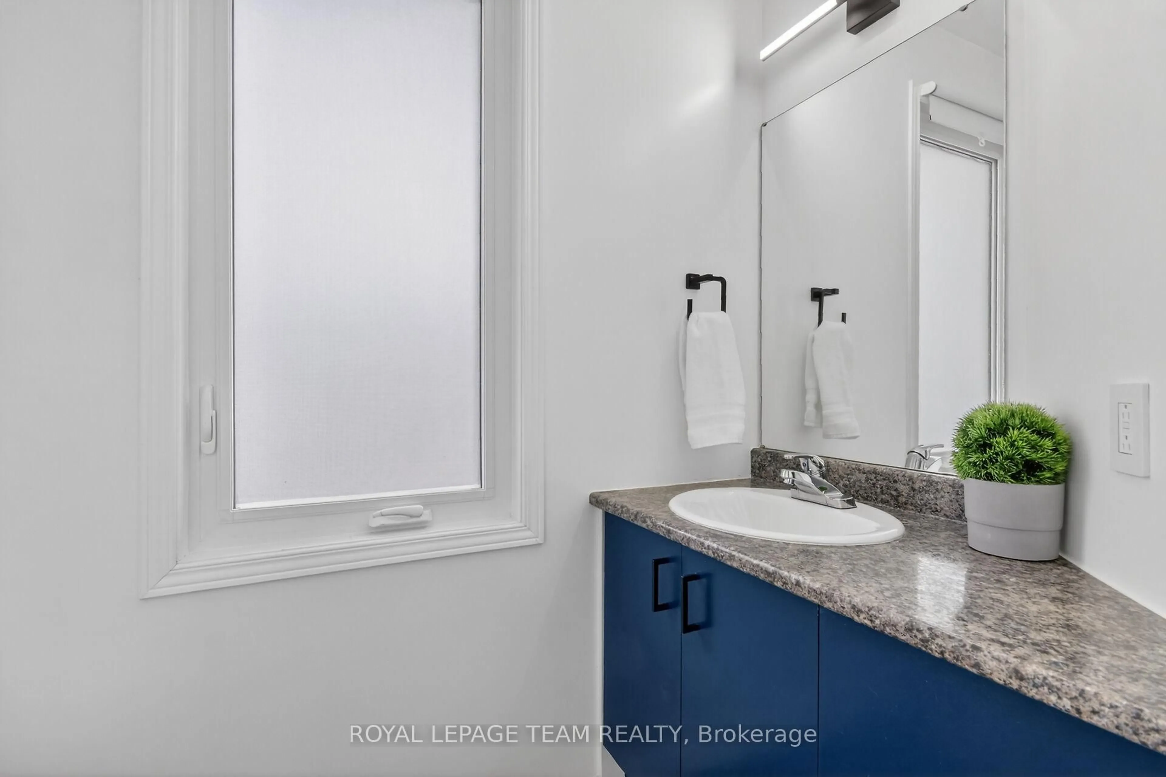 Standard bathroom, unknown for 299 Castor St #102, Russell Ontario K4R 1E9