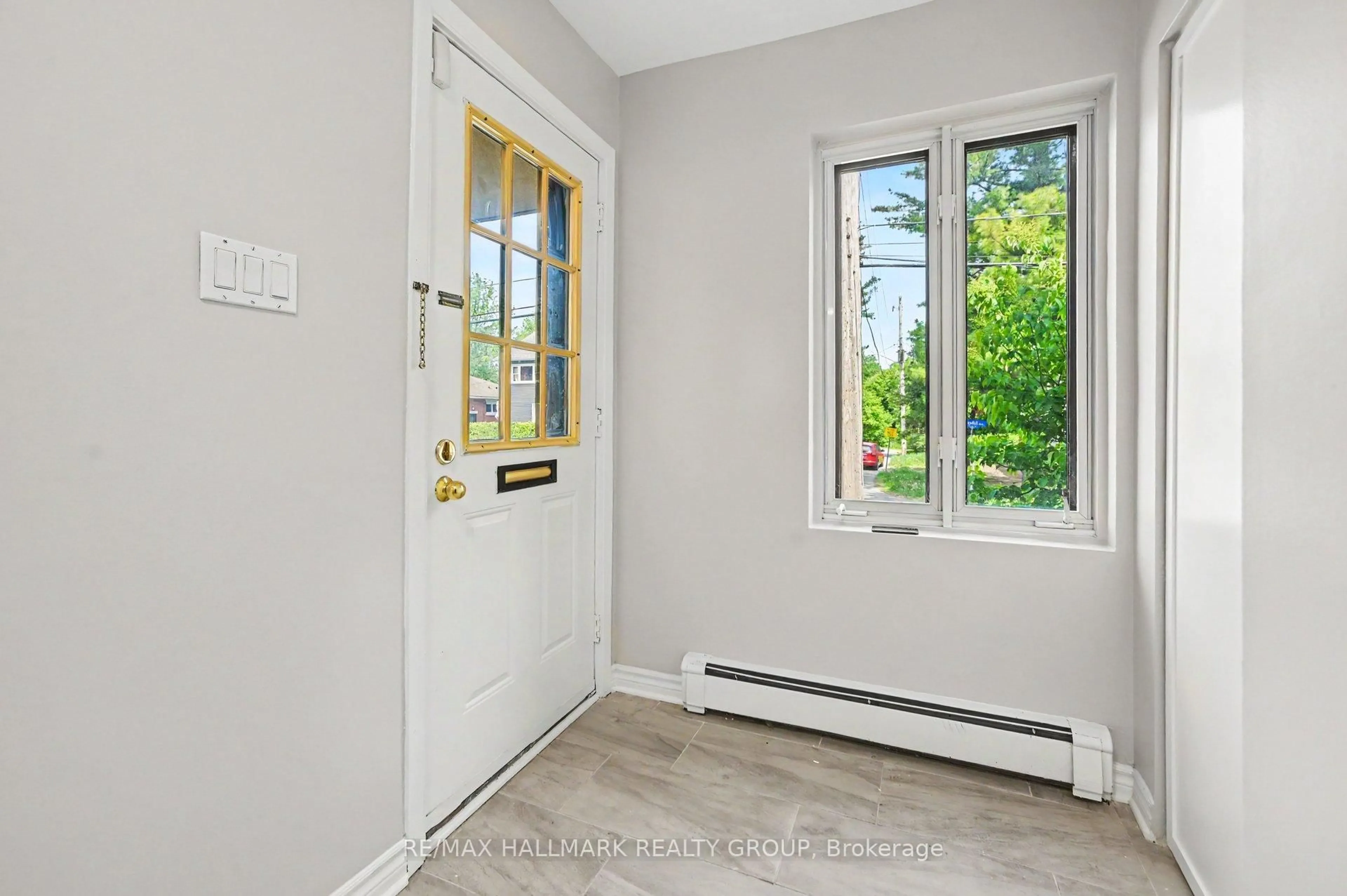 Indoor entryway for 1168 Blasdell Ave, Ottawa Ontario K1K 4H5