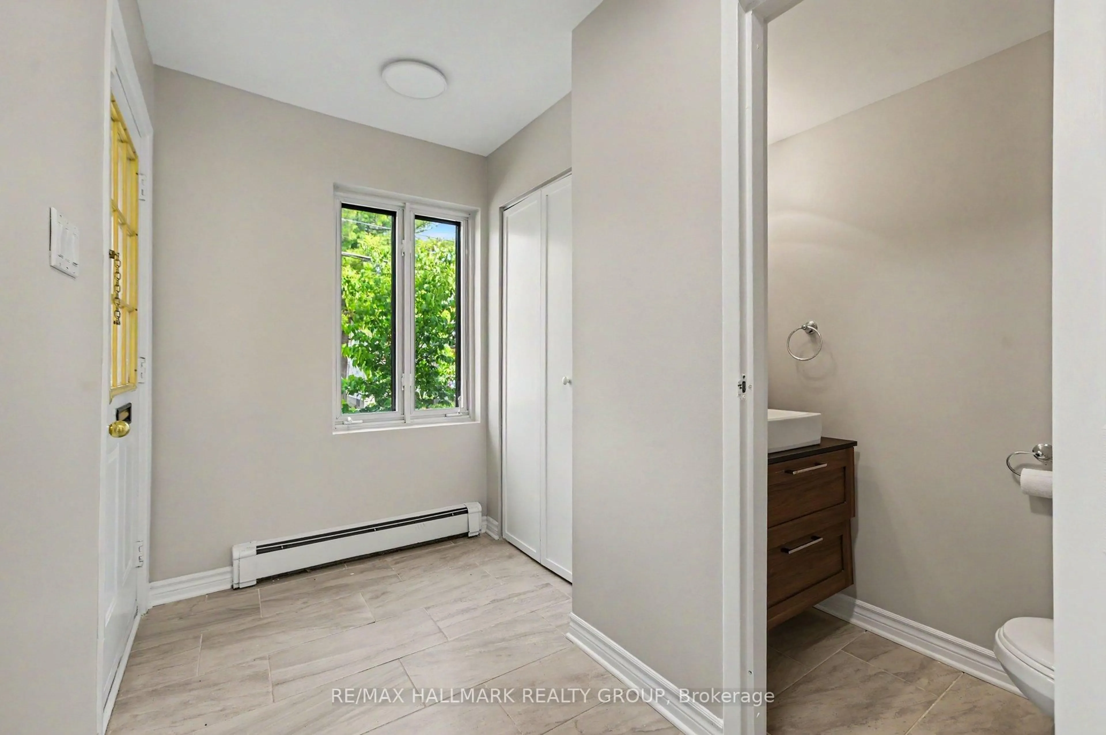 Indoor entryway for 1168 Blasdell Ave, Ottawa Ontario K1K 4H5