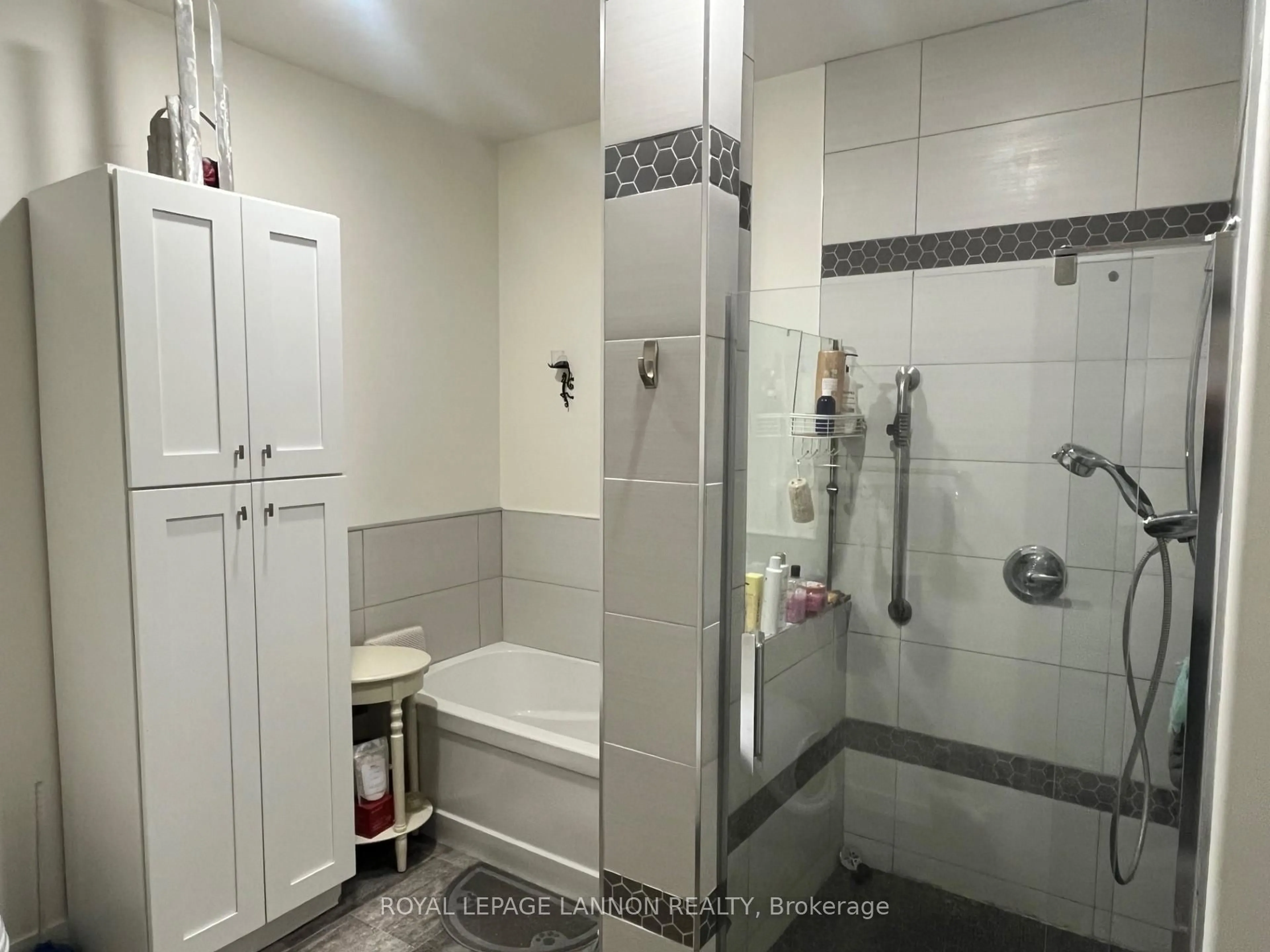 Standard bathroom, ceramic/tile floor for 96 HIGH St #1216, Thunder Bay Ontario P7A 5R3