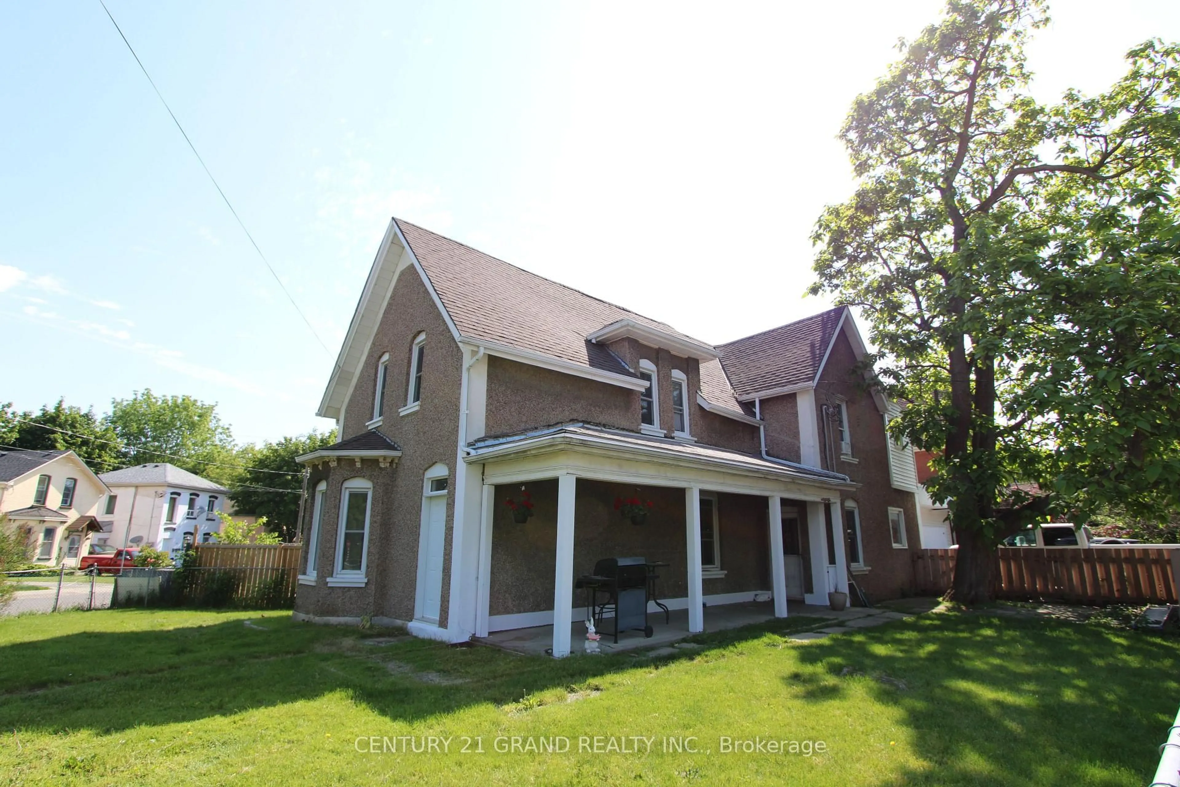 A pic from outside/outdoor area/front of a property/back of a property/a pic from drone, street for 97 Park Ave, Brantford Ontario N3S 5H4