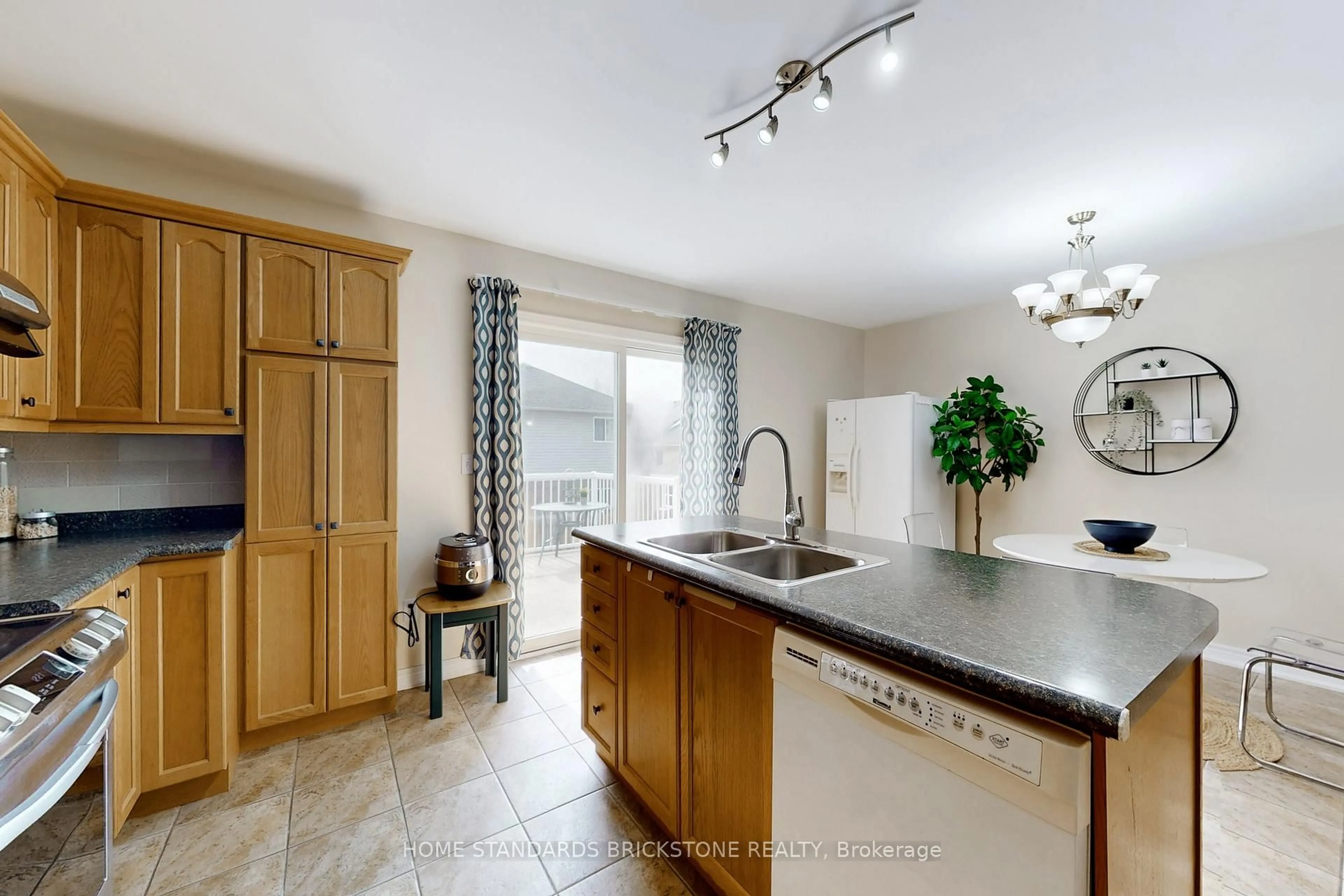 Open concept kitchen, ceramic/tile floor for 412 Autumn Cres, Welland Ontario L3C 7J9