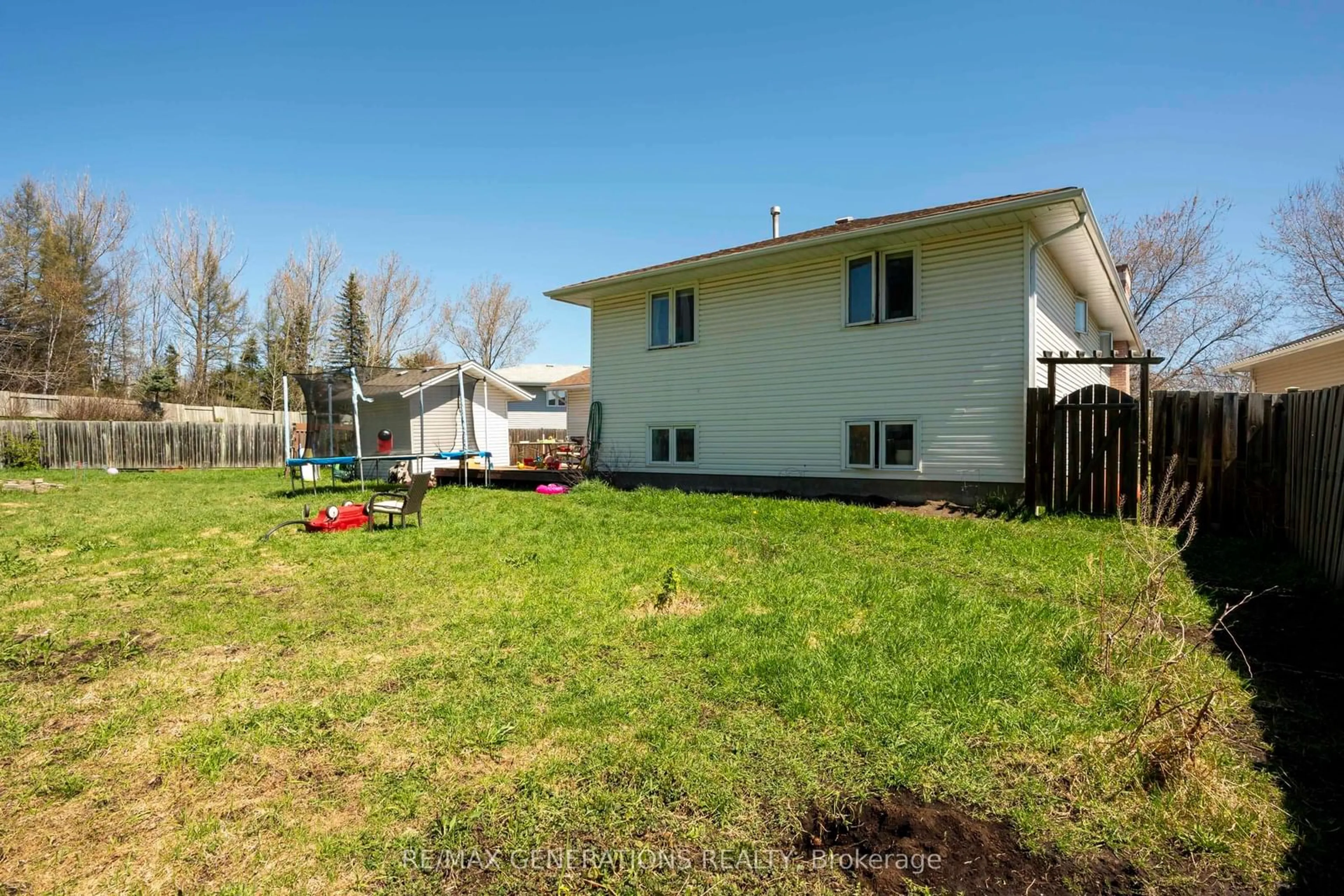 Patio, unknown for 215 LINDEN Crt, Thunder Bay Ontario P7B 6R6