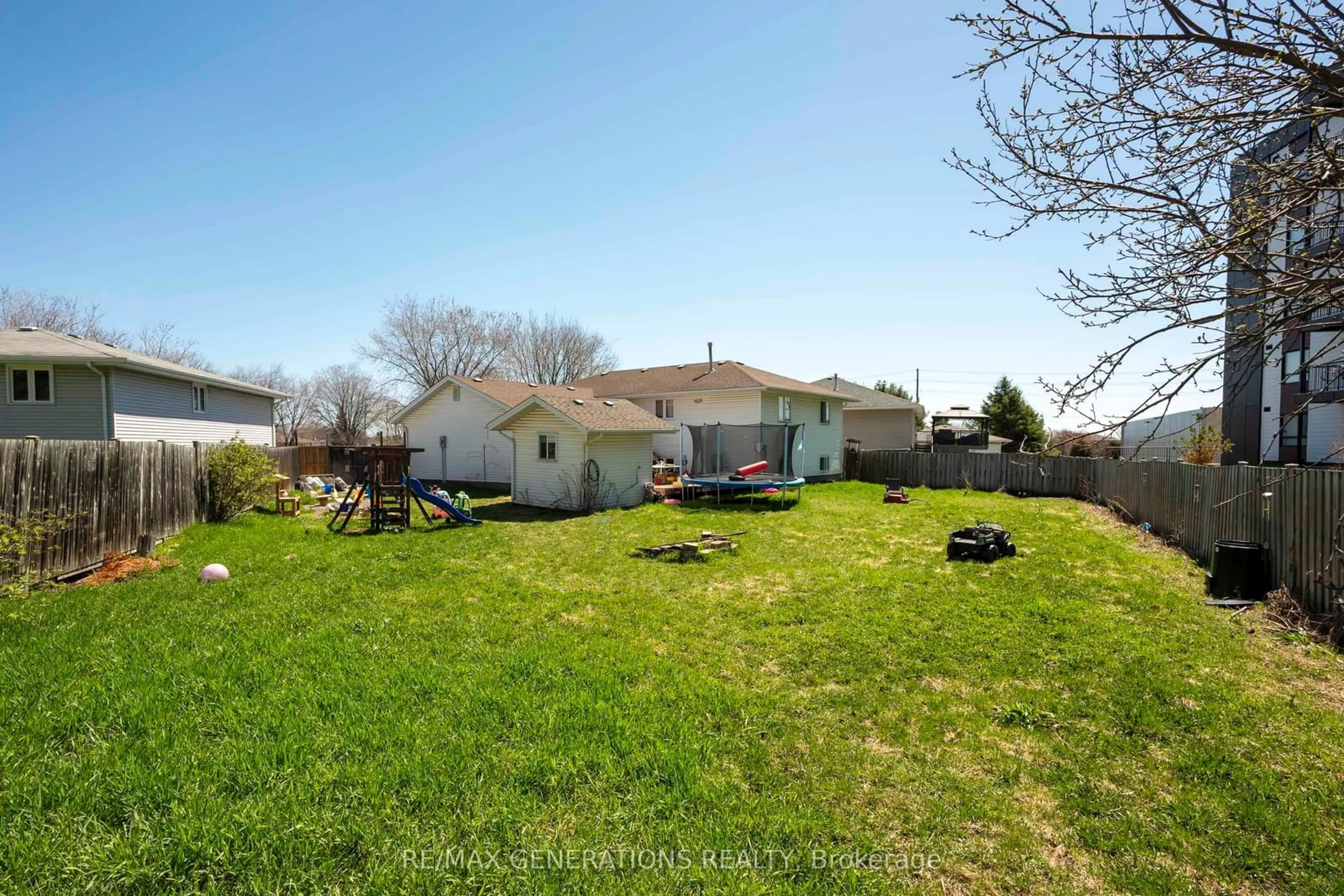 A pic from outside/outdoor area/front of a property/back of a property/a pic from drone, water/lake/river/ocean view for 215 LINDEN Crt, Thunder Bay Ontario P7B 6R6