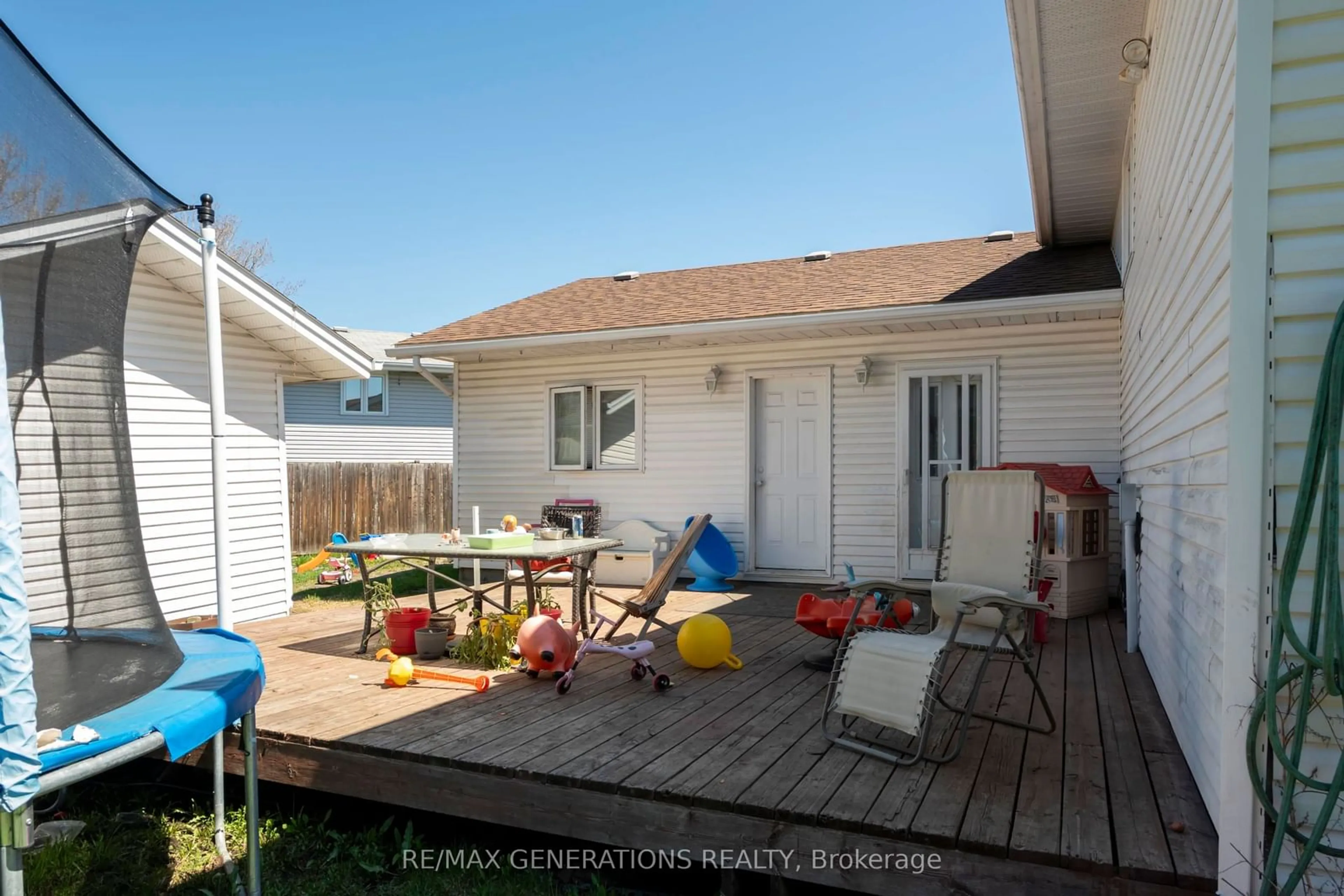 Patio, street for 215 LINDEN Crt, Thunder Bay Ontario P7B 6R6