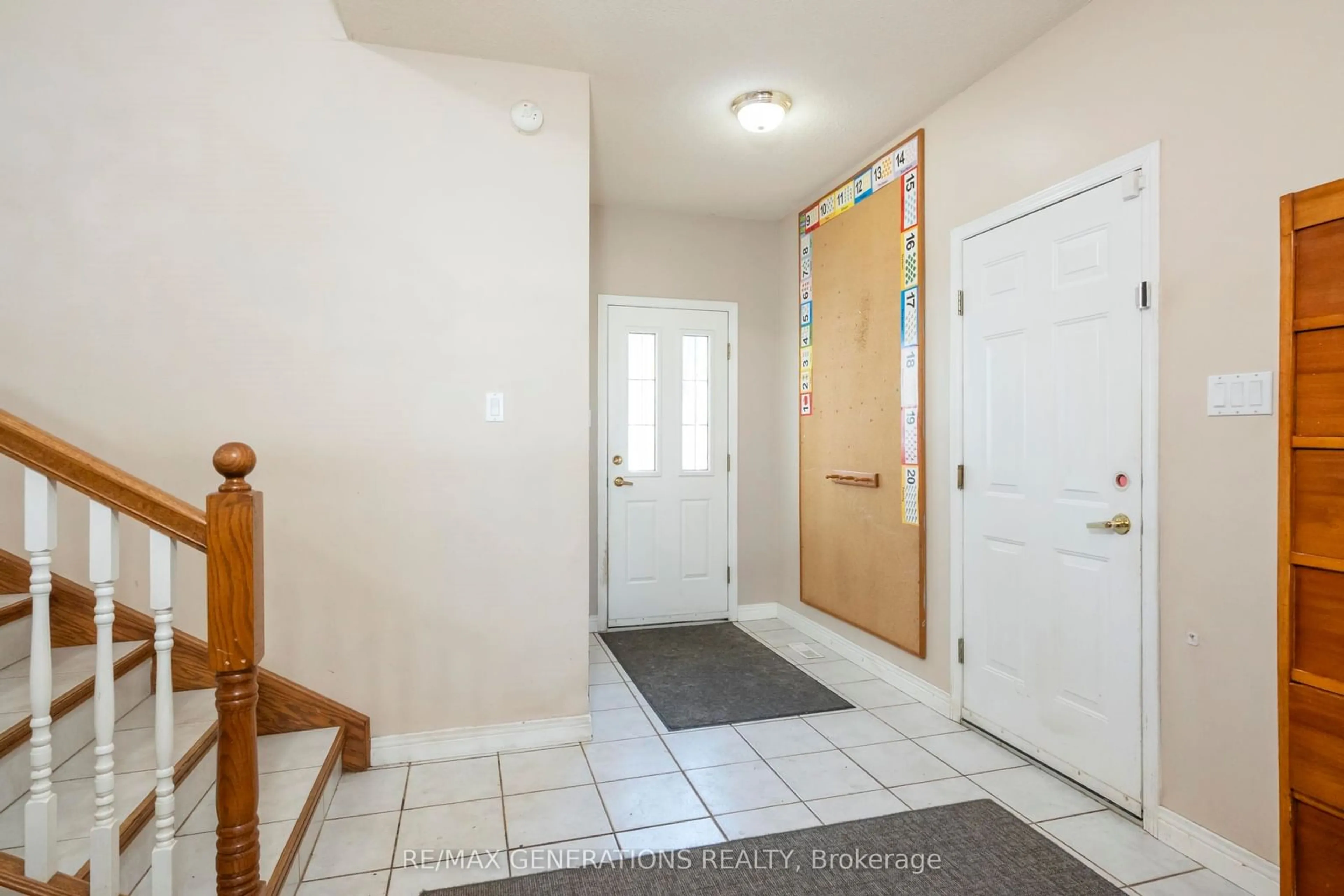 Indoor entryway for 215 LINDEN Crt, Thunder Bay Ontario P7B 6R6