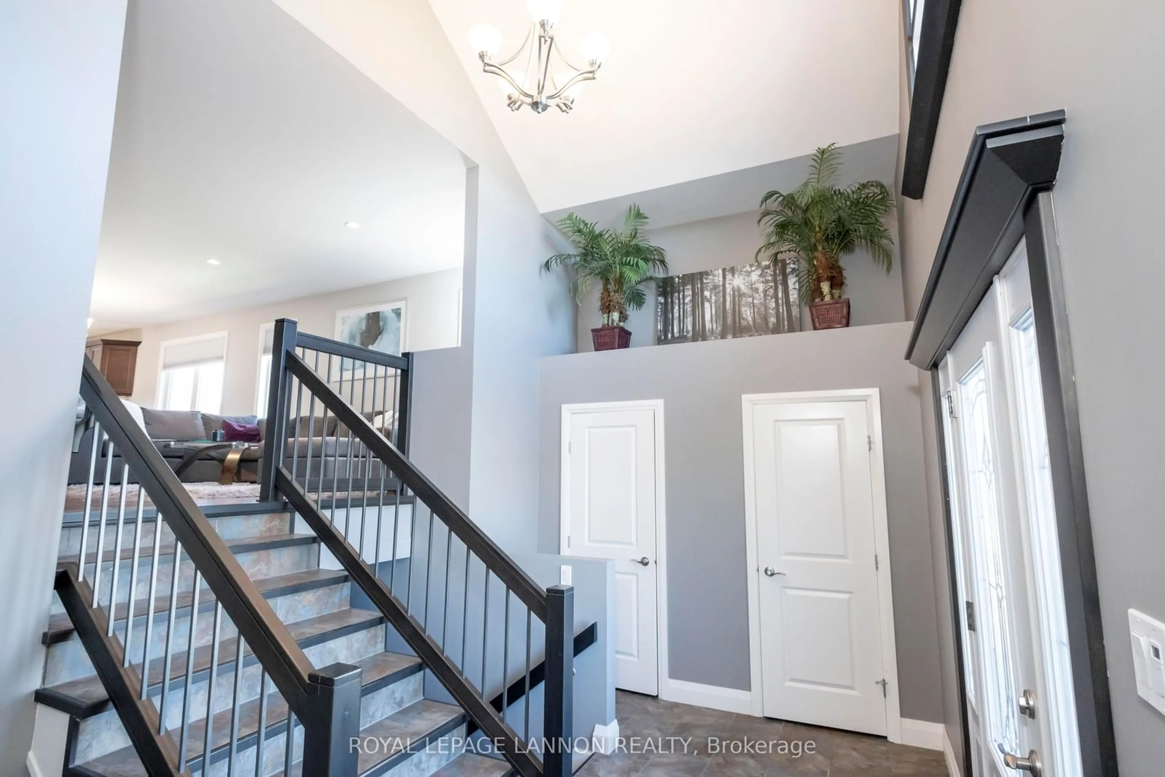 Indoor entryway for 218 Sunflower St, Thunder Bay Ontario P7G 0W3