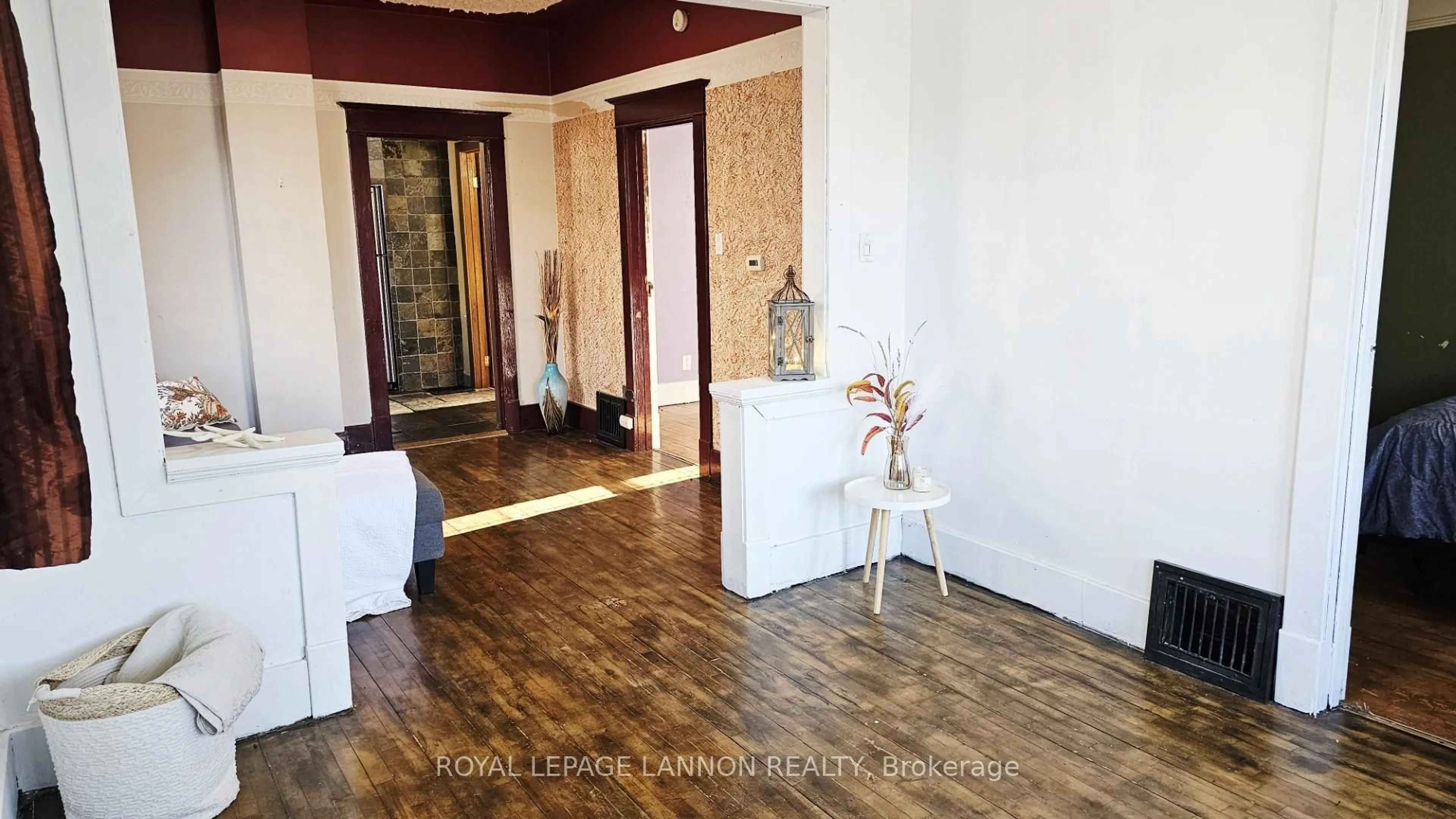 Indoor foyer for 283 Brock St, Thunder Bay Ontario P7E 4H3
