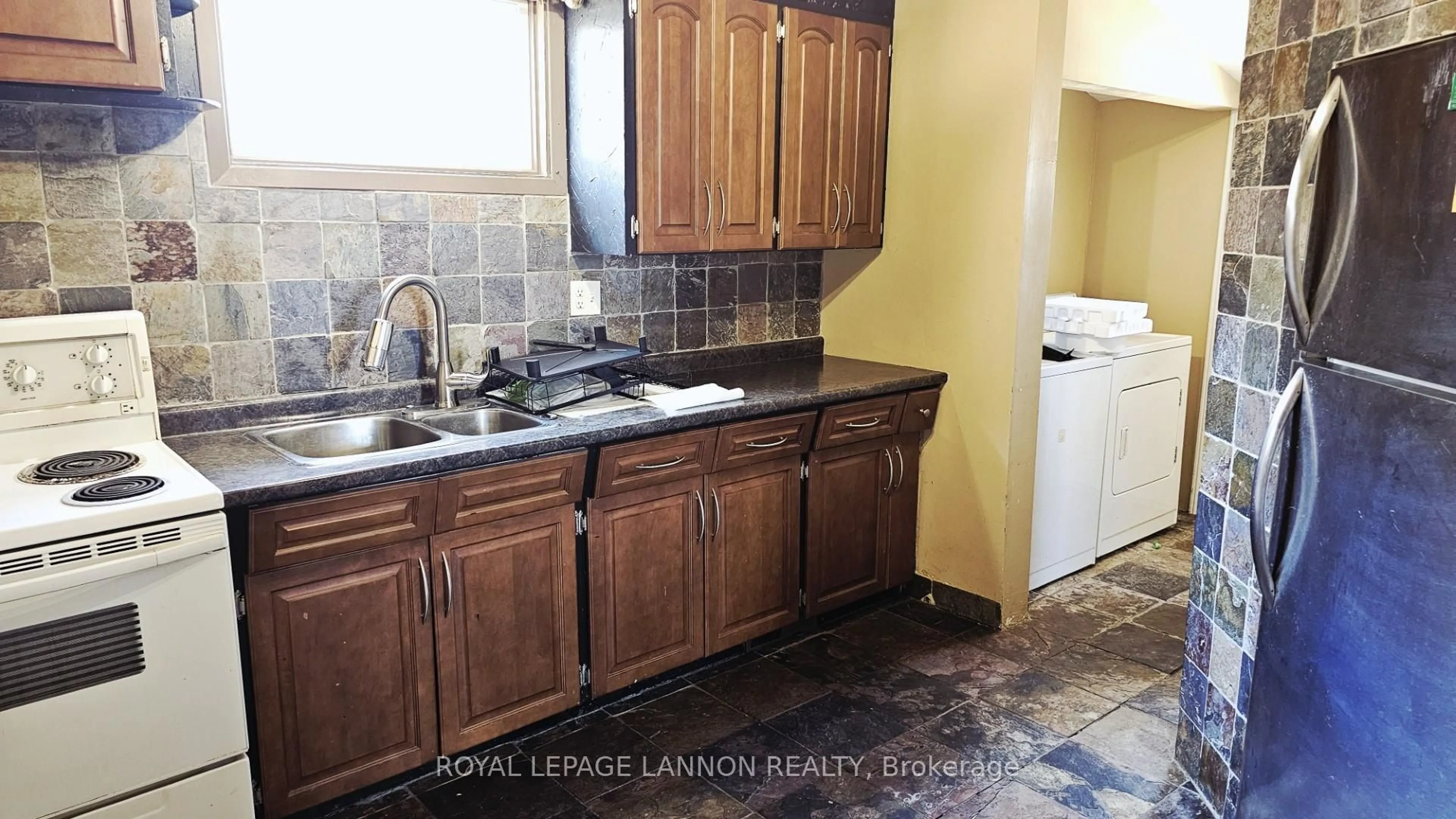 Standard kitchen, ceramic/tile floor for 283 Brock St, Thunder Bay Ontario P7E 4H3