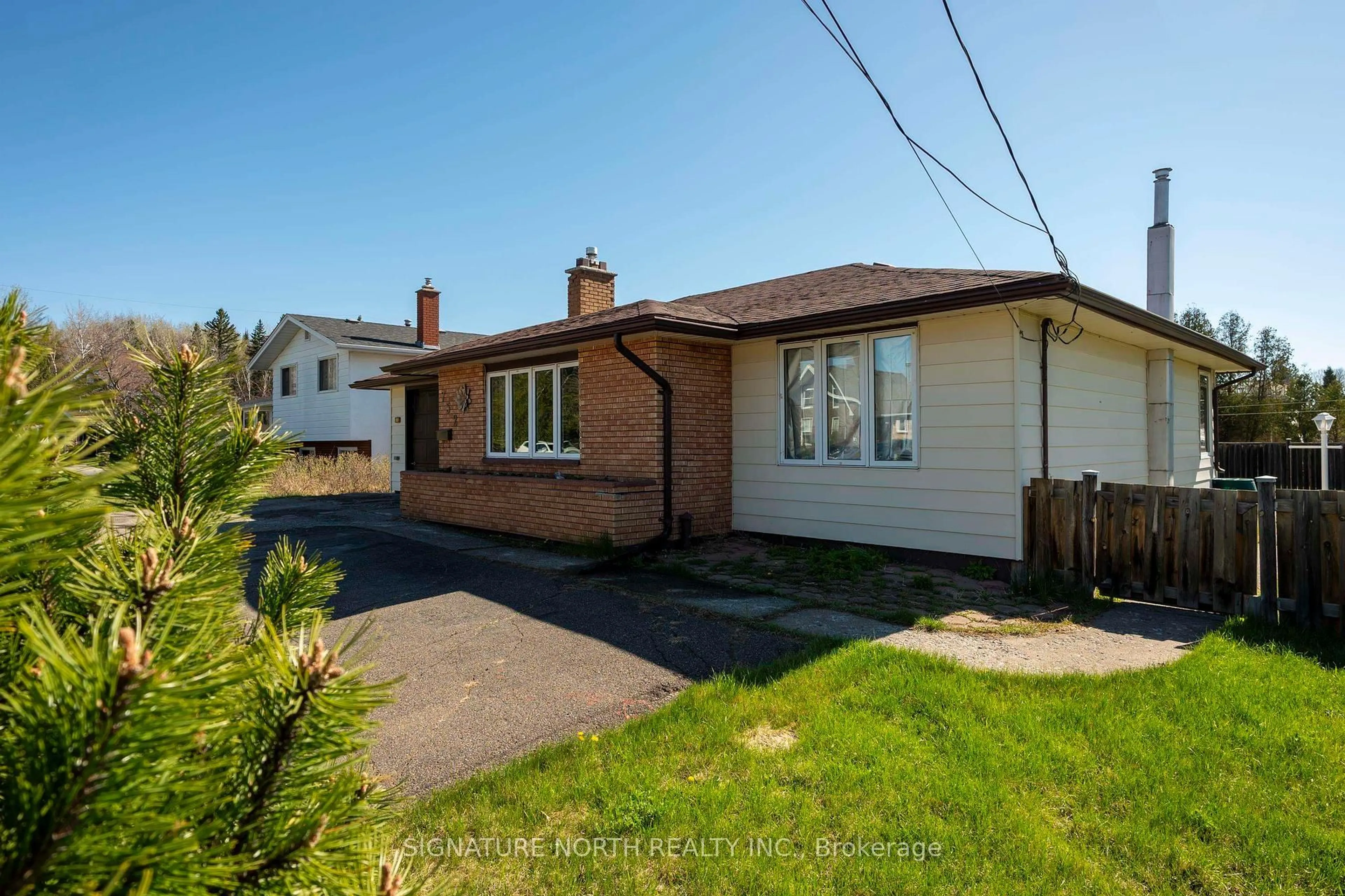 A pic from outside/outdoor area/front of a property/back of a property/a pic from drone, street for 752 Leslie Ave, Thunder Bay Ontario P7A 2A2