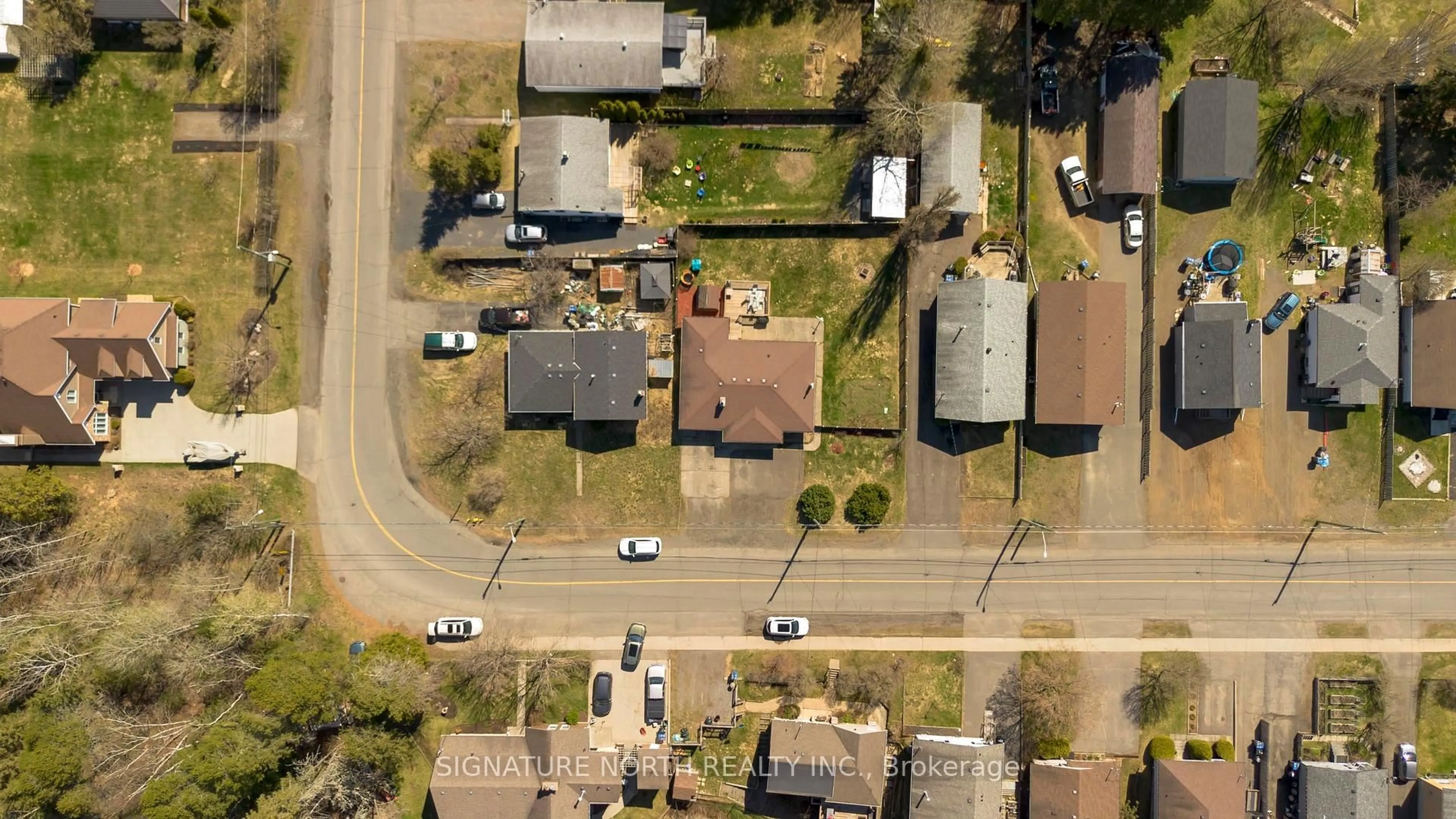 A pic from outside/outdoor area/front of a property/back of a property/a pic from drone, street for 752 Leslie Ave, Thunder Bay Ontario P7A 2A2