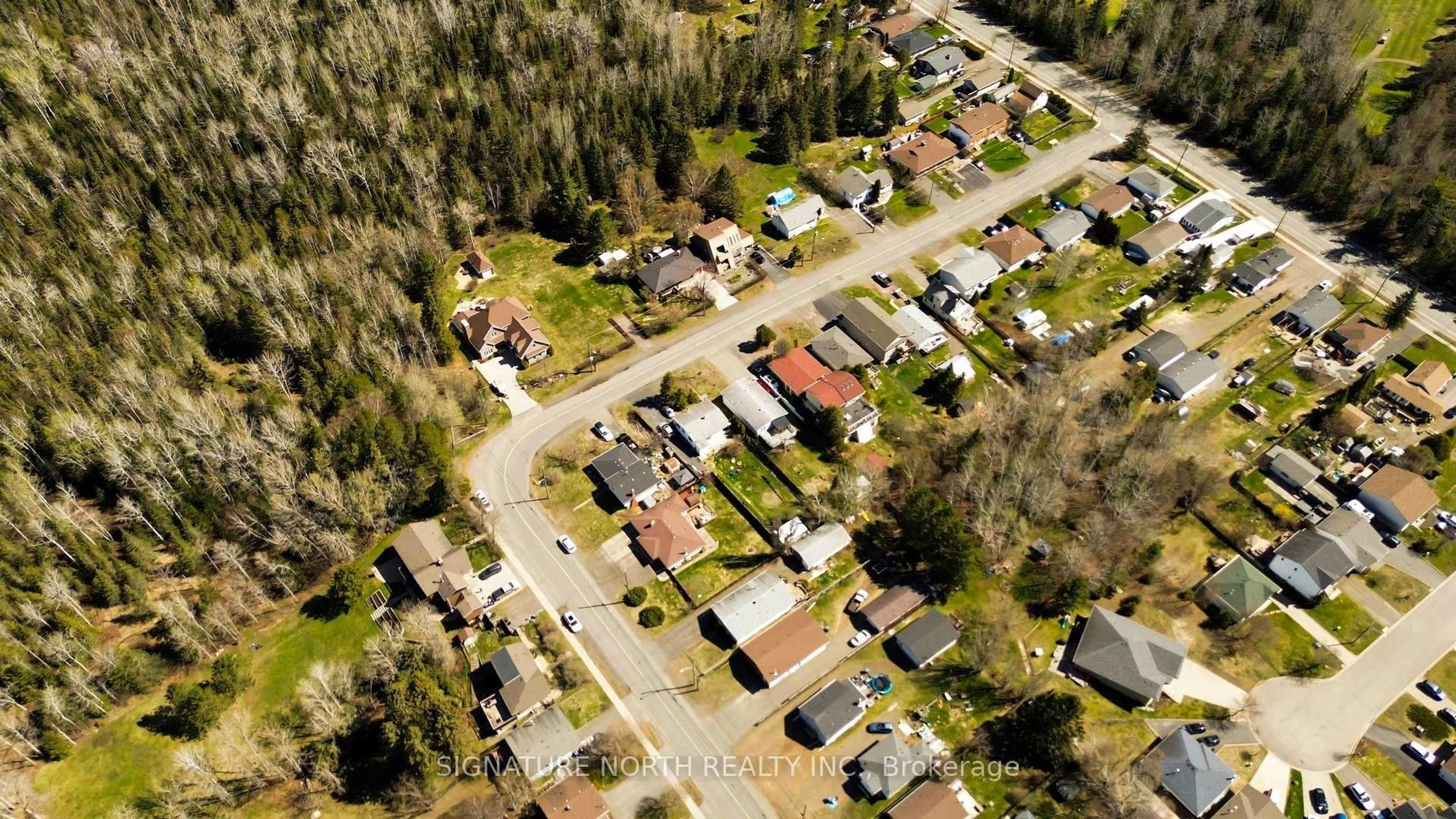 A pic from outside/outdoor area/front of a property/back of a property/a pic from drone, street for 752 Leslie Ave, Thunder Bay Ontario P7A 2A2