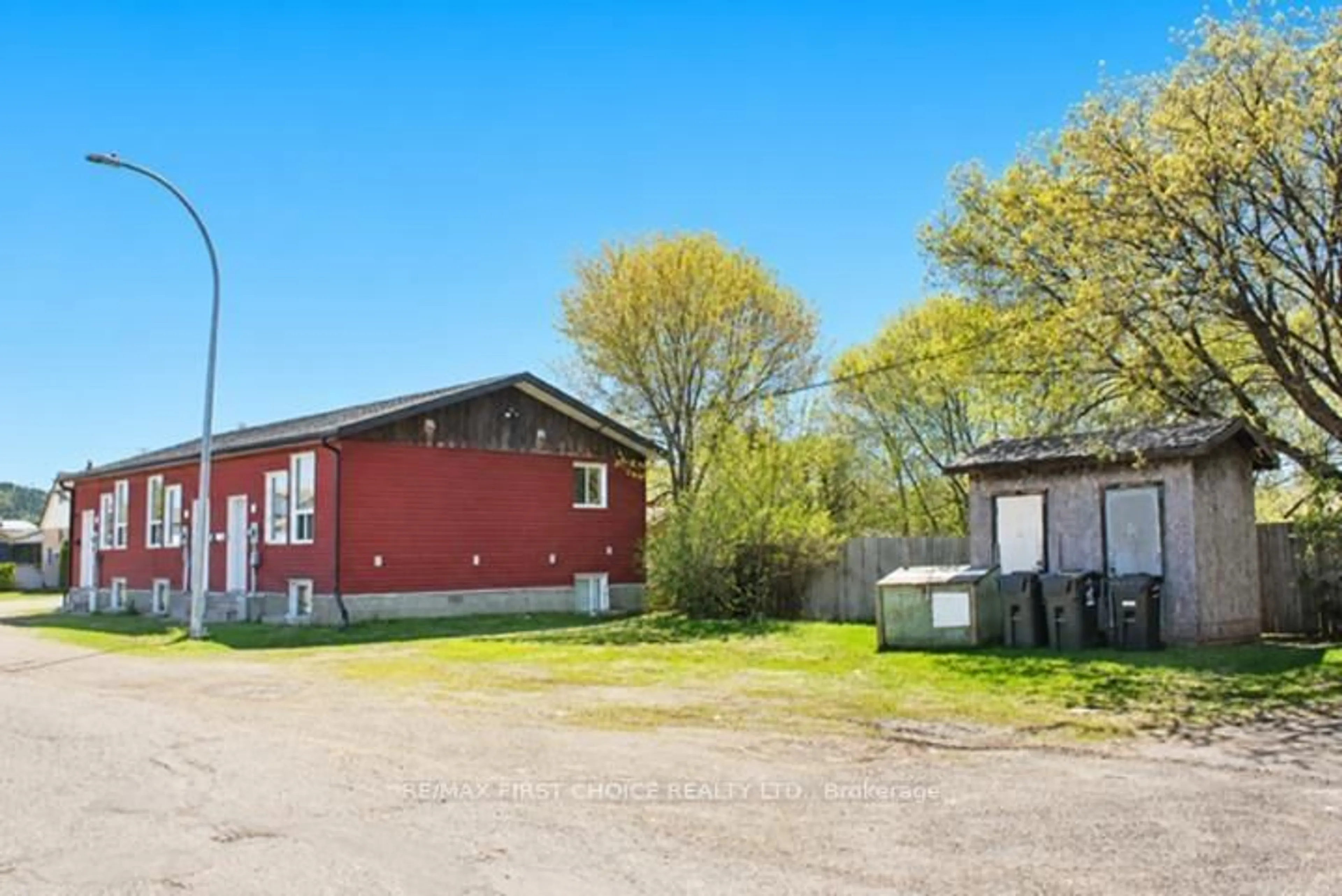 Unknown for 303 Frederica St, Thunder Bay Ontario P7E 3W4