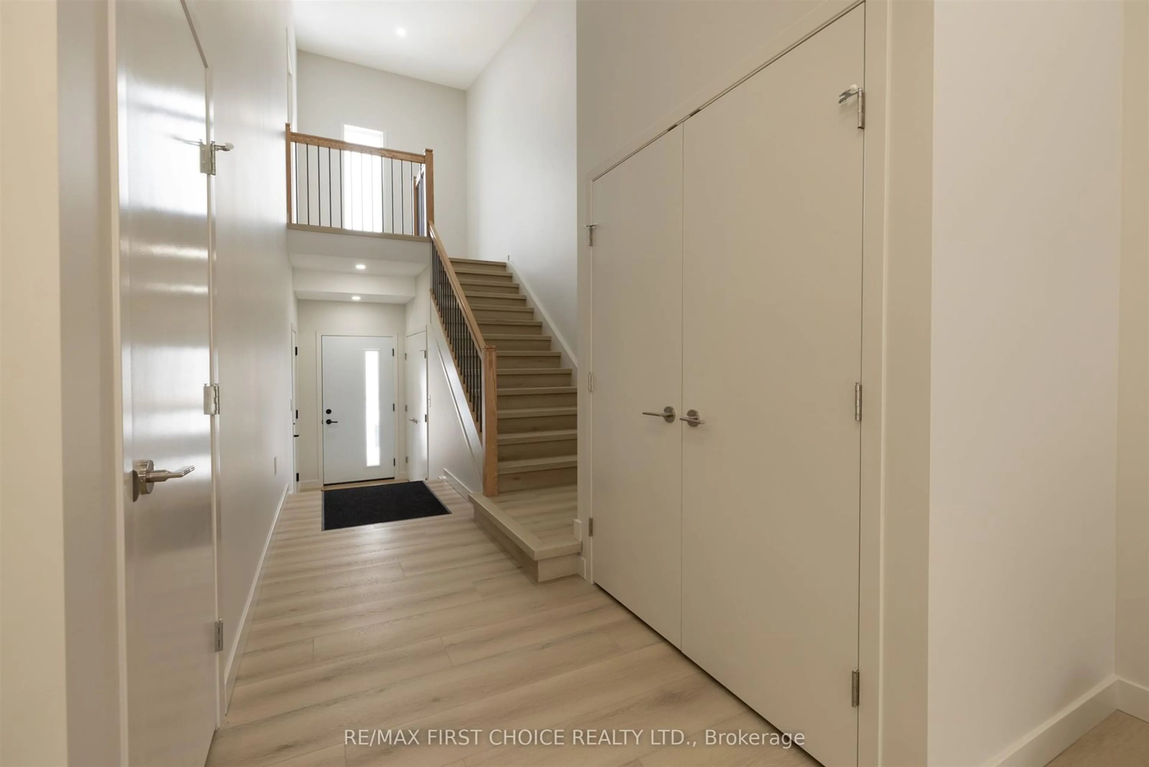 Indoor foyer for 834 Weiler Blvd, Thunder Bay Ontario P7C 0A7