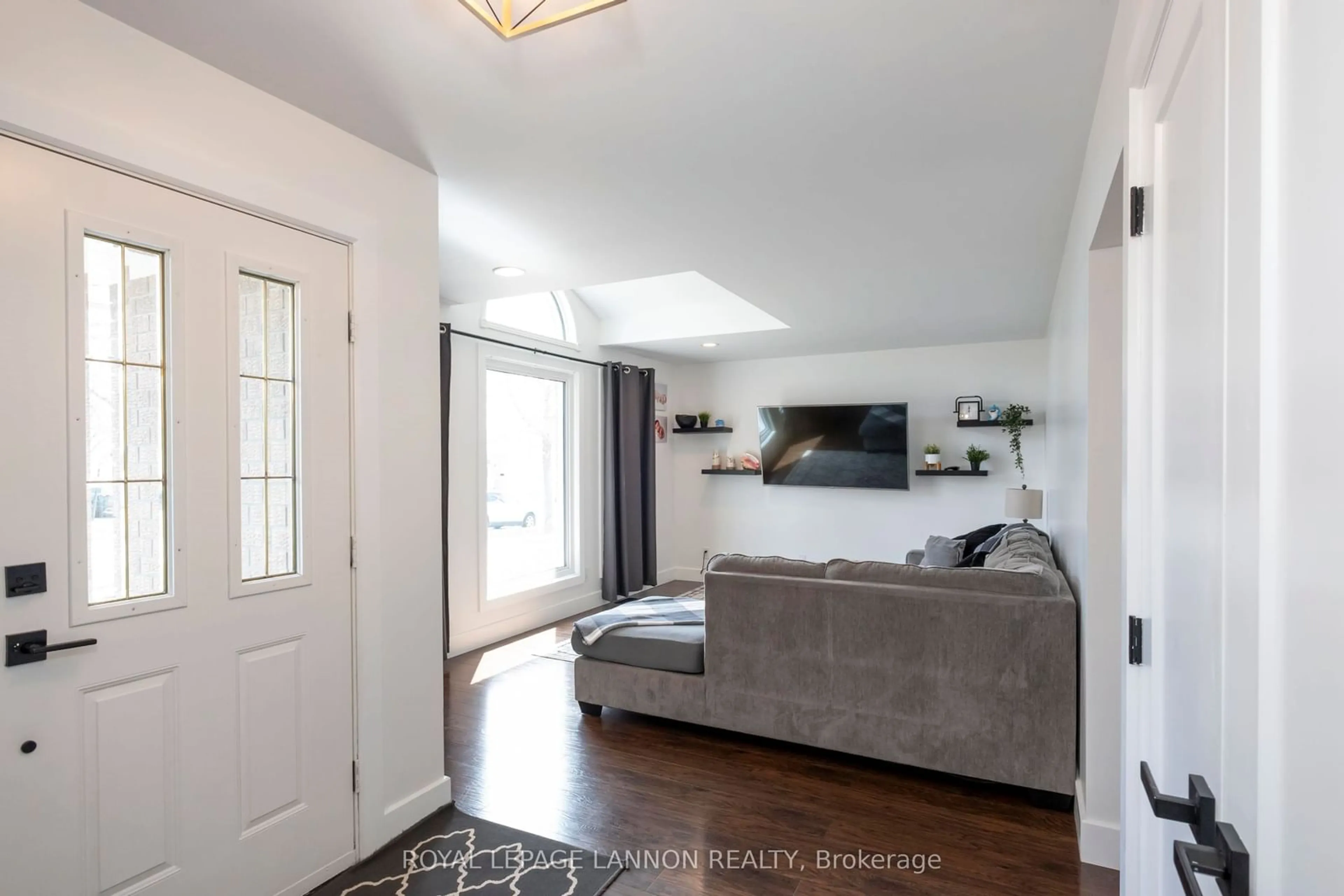Indoor entryway for 148 Nottingham Cres, Thunder Bay Ontario P7G 1B5