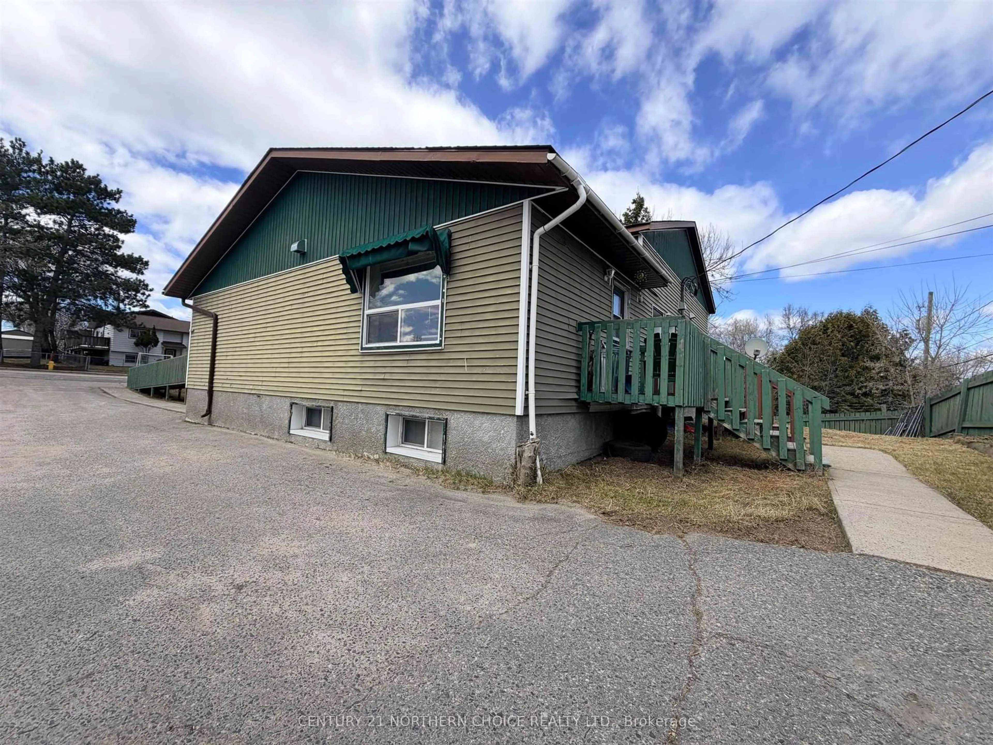 A pic from outside/outdoor area/front of a property/back of a property/a pic from drone, building for 637 FIFTH AVENUE SOUTH, Kenora Ontario P9N 2A9