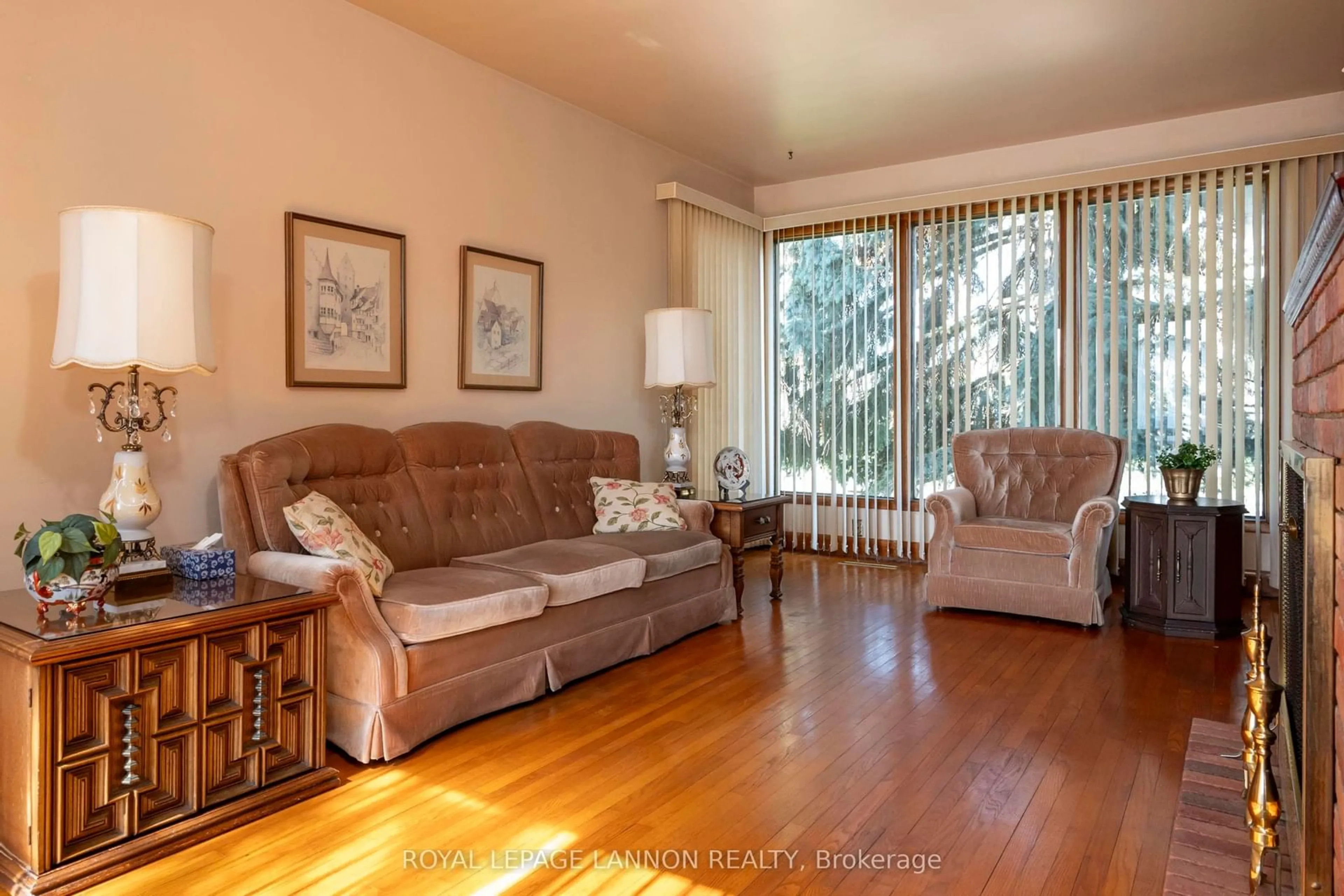 Living room with furniture, wood/laminate floor for 231 ALDER Ave, Thunder Bay Ontario P7B 4T8