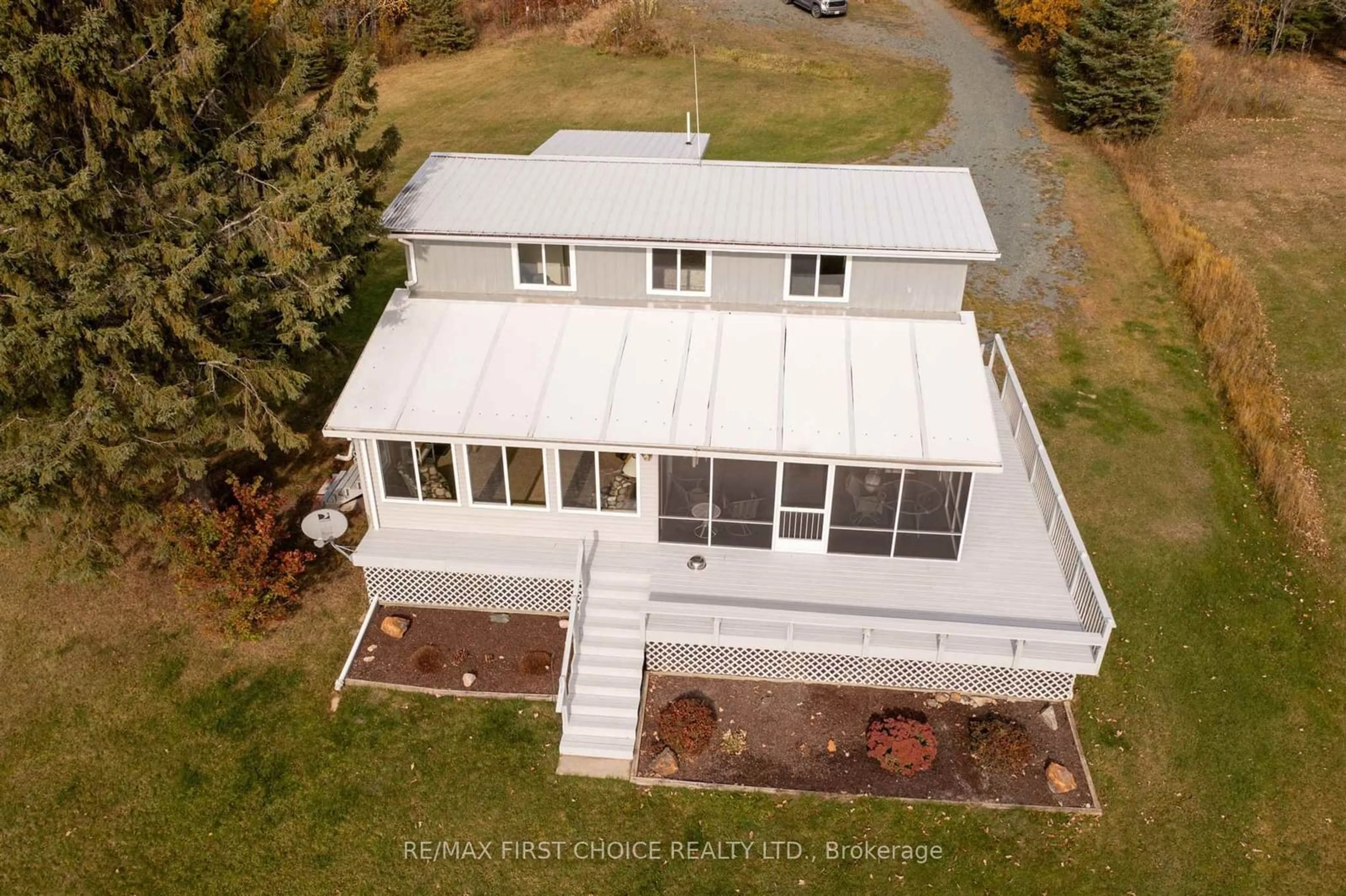 A pic from outside/outdoor area/front of a property/back of a property/a pic from drone, building for 20 Dubois Rd, Sioux Narrows-Nestor Falls Ontario P0X 1N0