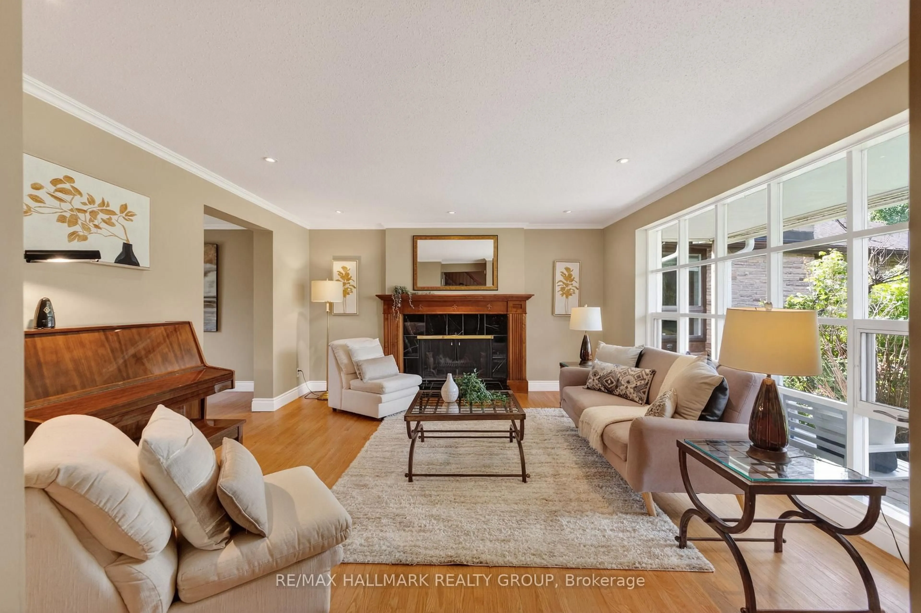 Living room with furniture, unknown for 2067 Woodglen Cres, Ottawa Ontario K1J 6G6