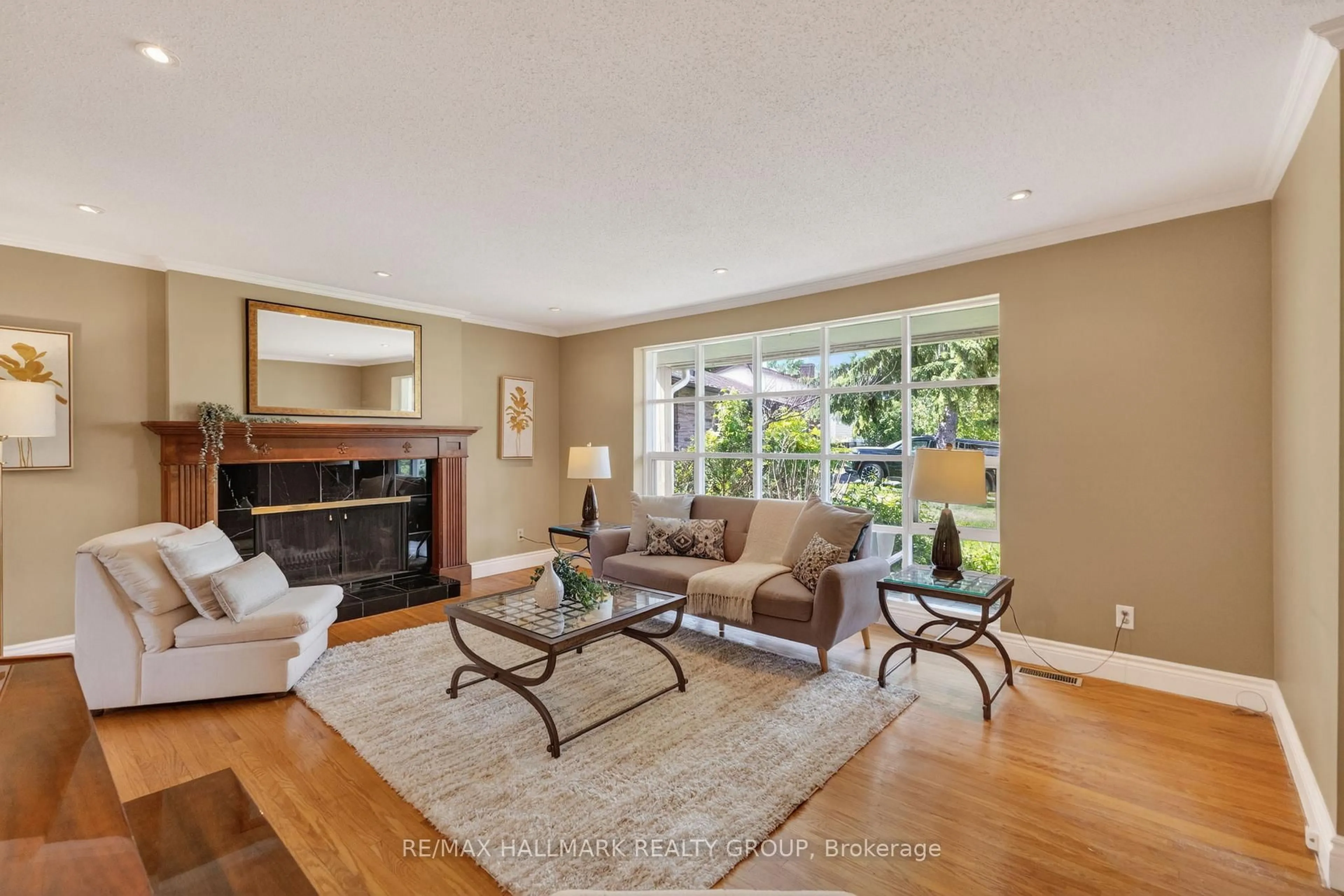 Living room with furniture, unknown for 2067 Woodglen Cres, Ottawa Ontario K1J 6G6