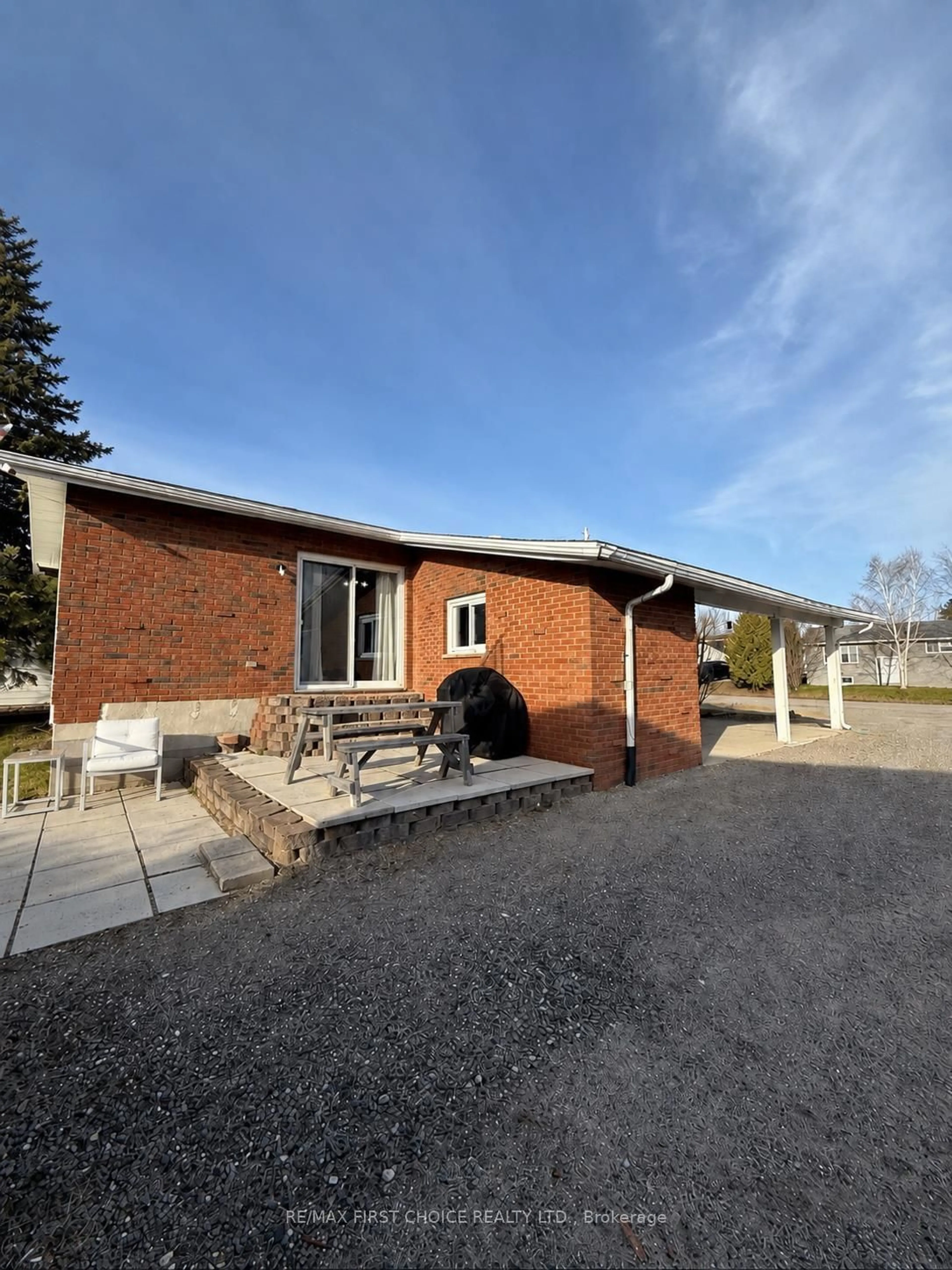 A pic from outside/outdoor area/front of a property/back of a property/a pic from drone, building for 110 Court St, Greenstone Ontario P0T 2A0