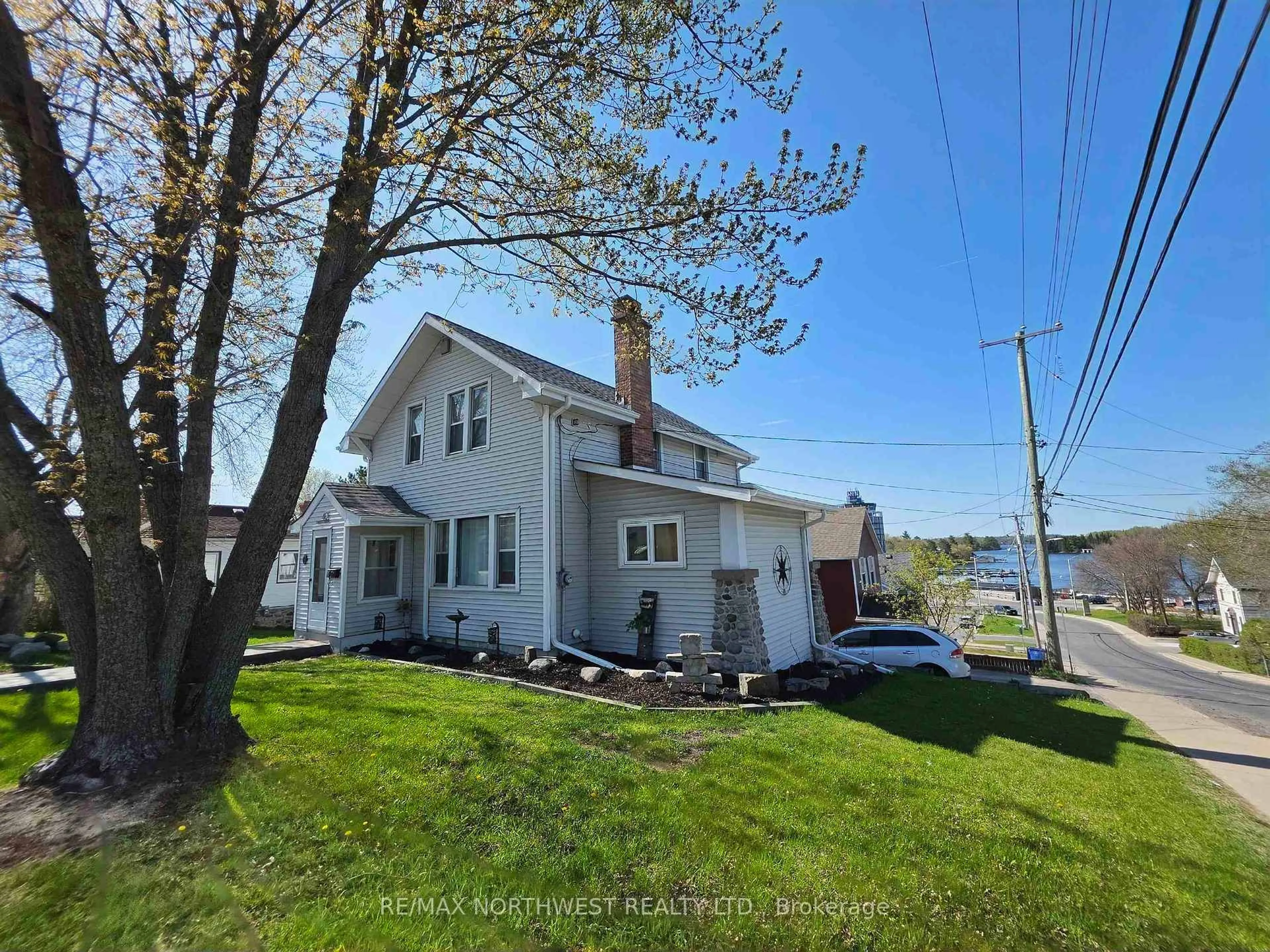 A pic from outside/outdoor area/front of a property/back of a property/a pic from drone, water/lake/river/ocean view for 401 Third Street South, Kenora Ontario P9N 1J2