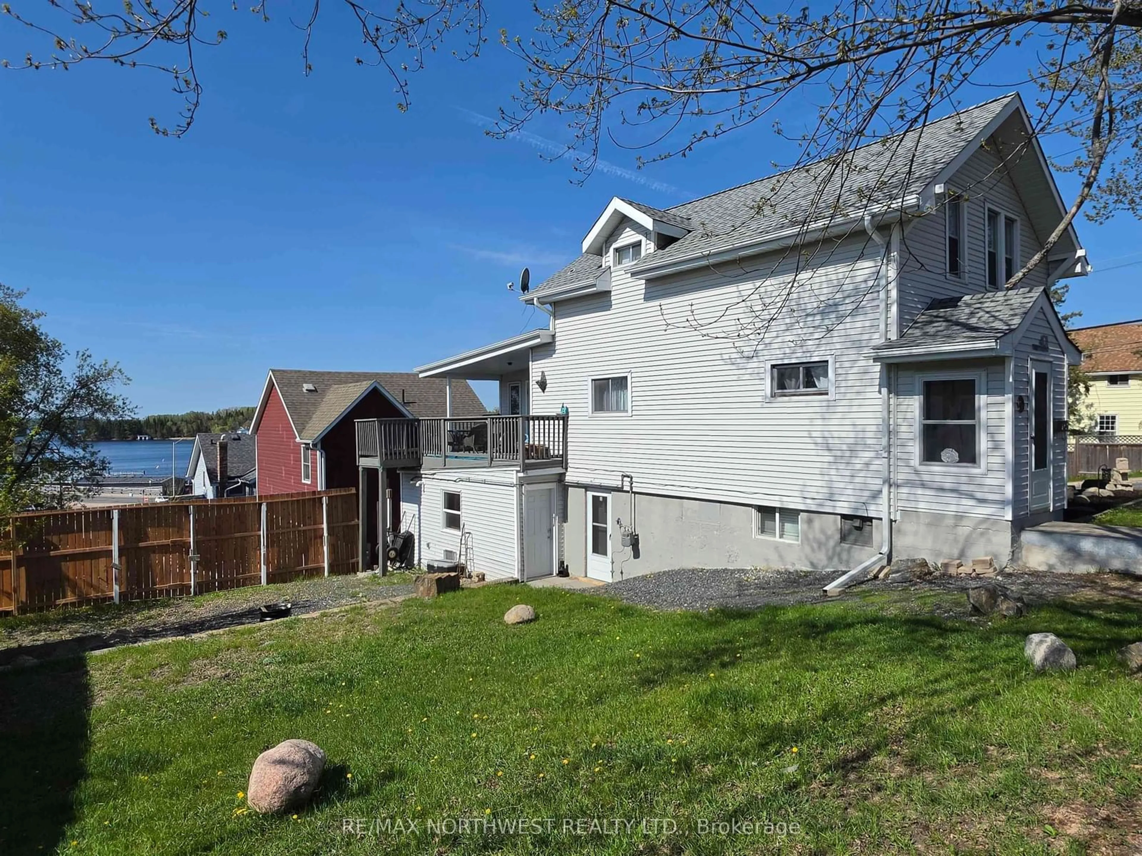 A pic from outside/outdoor area/front of a property/back of a property/a pic from drone, unknown for 401 Third Street South, Kenora Ontario P9N 1J2