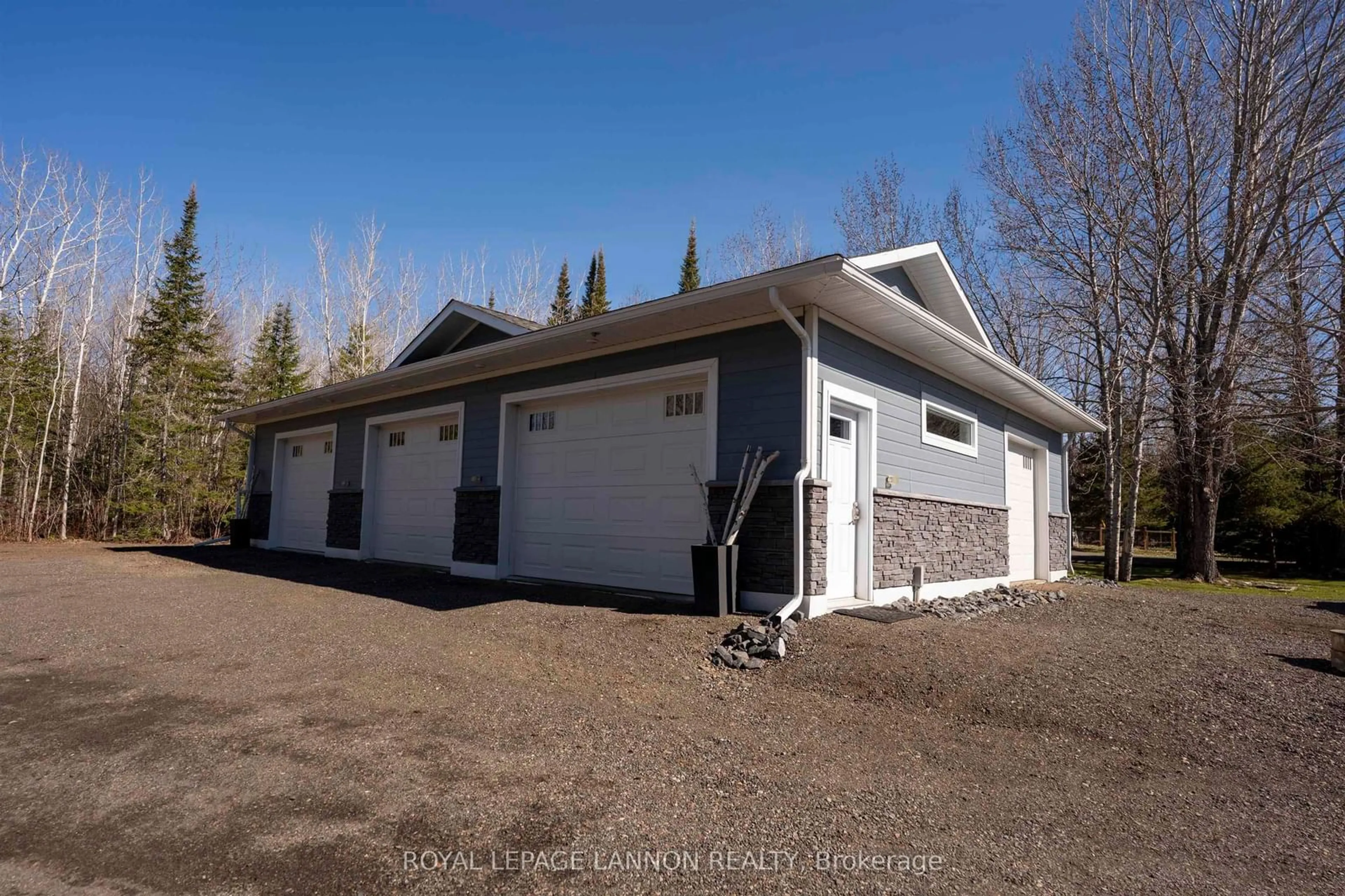Indoor garage for 26 Margaret St S, Neebing Ontario P7L 0C1
