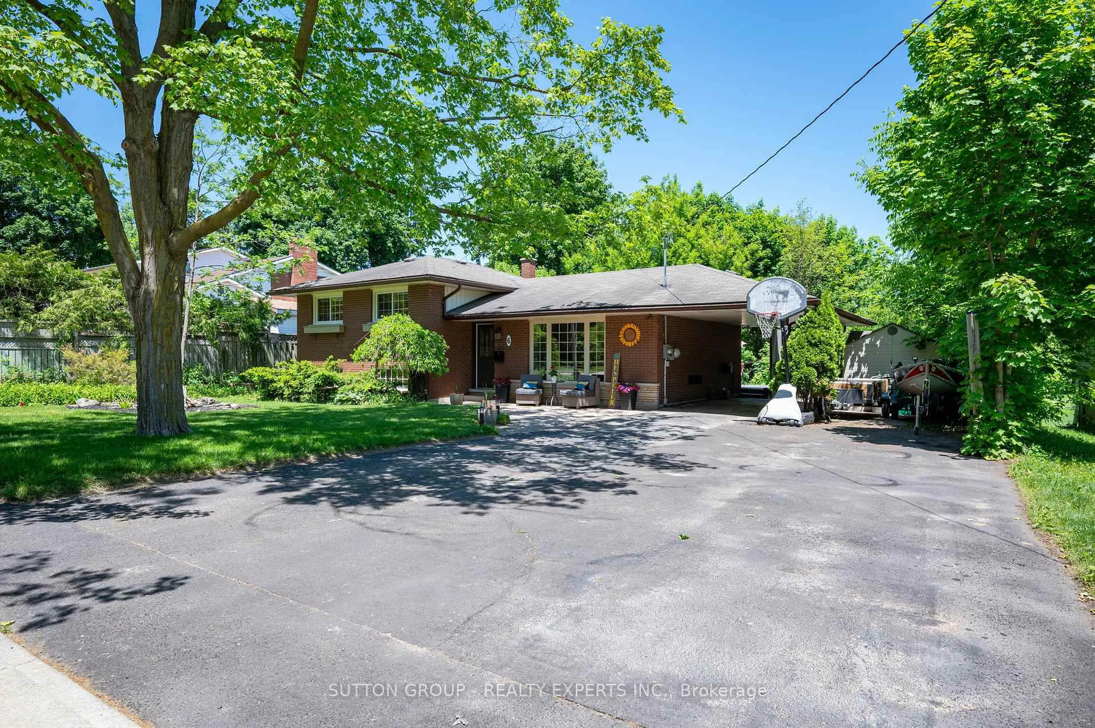 A pic from outside/outdoor area/front of a property/back of a property/a pic from drone, street for 6 Gerrard Ave, Cambridge Ontario N3C 2R6