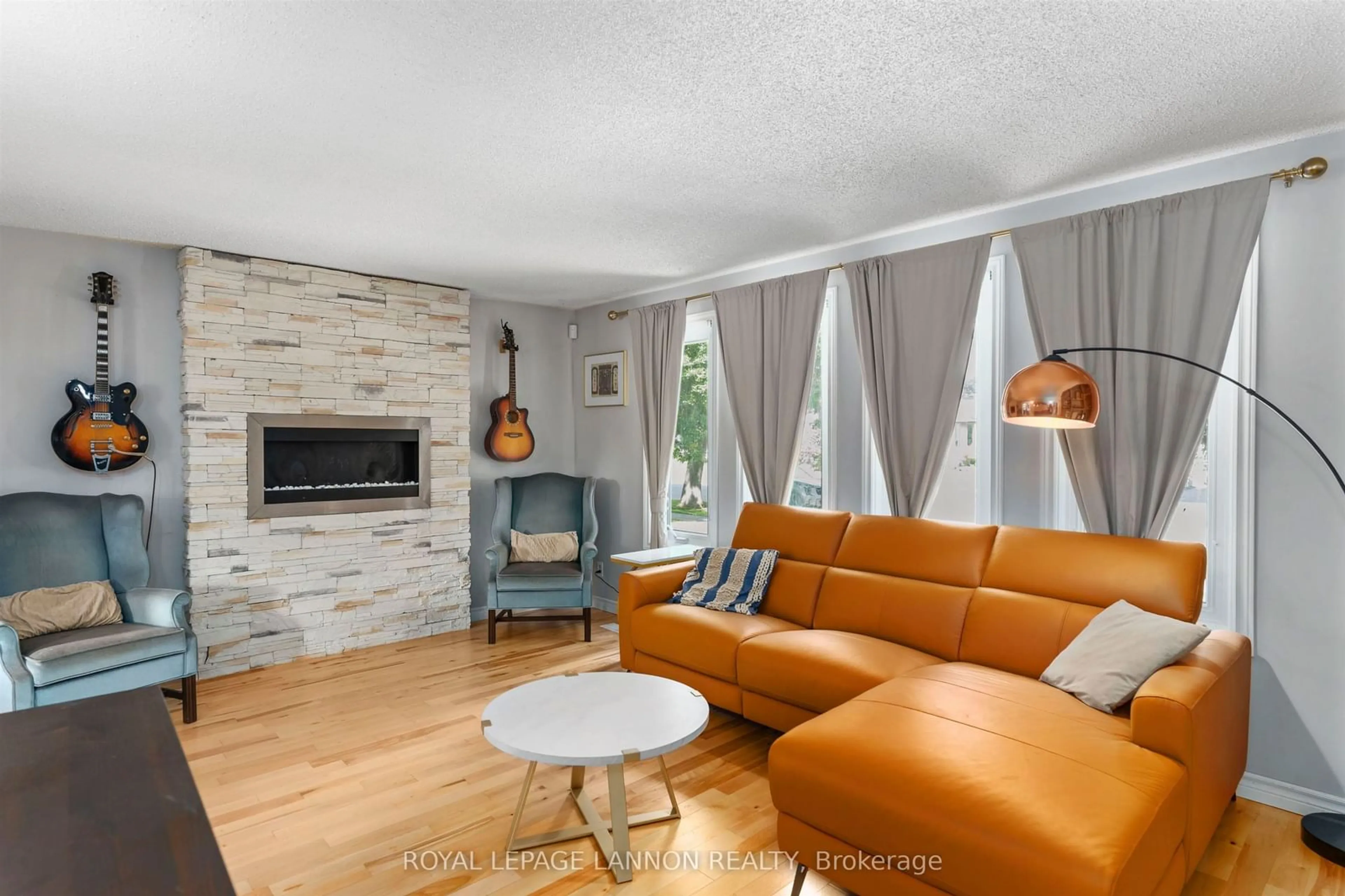 Living room with furniture, unknown for 425 Chelsea Cres., Thunder Bay Ontario P7B 5P8