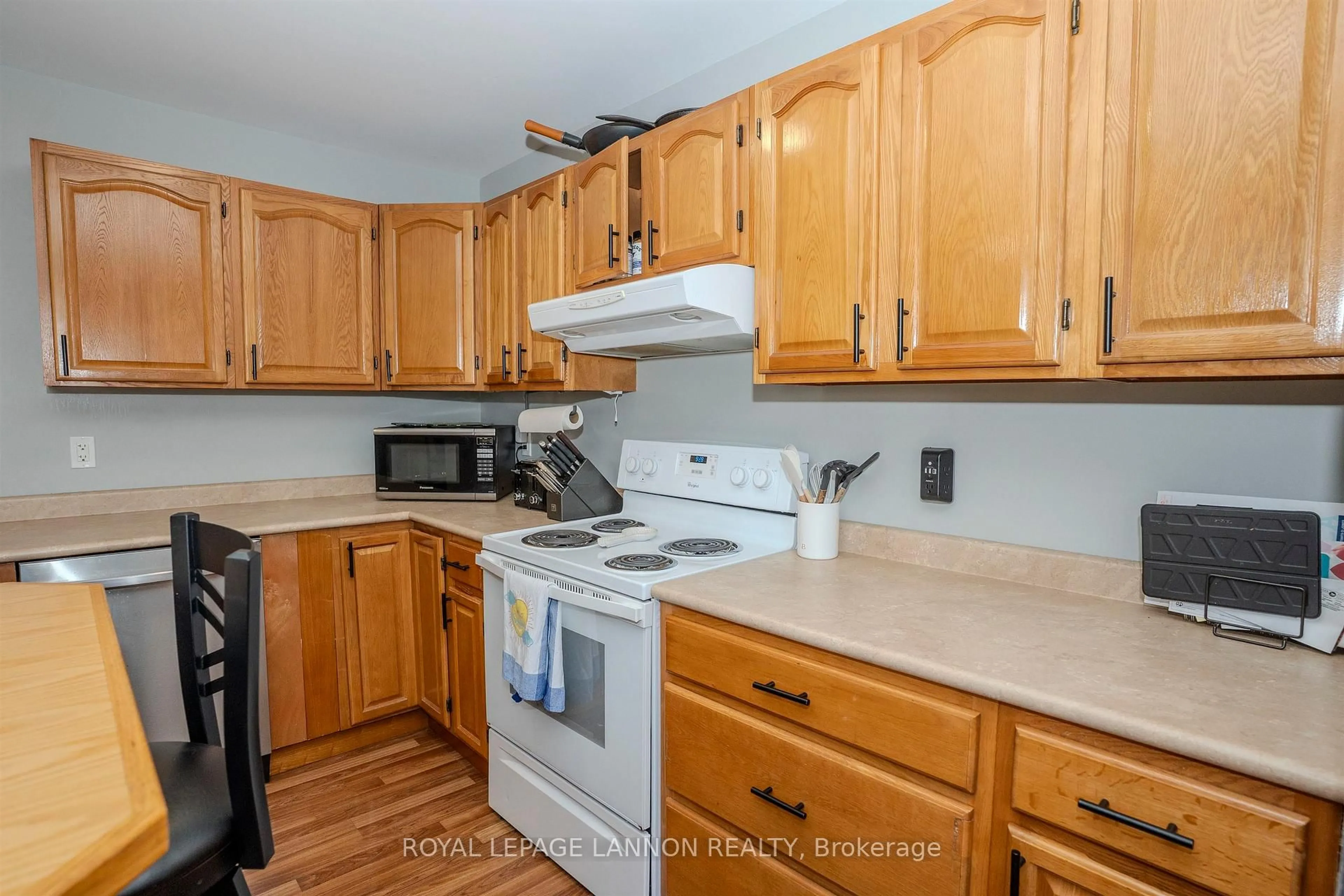 Standard kitchen, unknown for 1946 Home Ave, Thunder Bay Ontario P7E 3C4