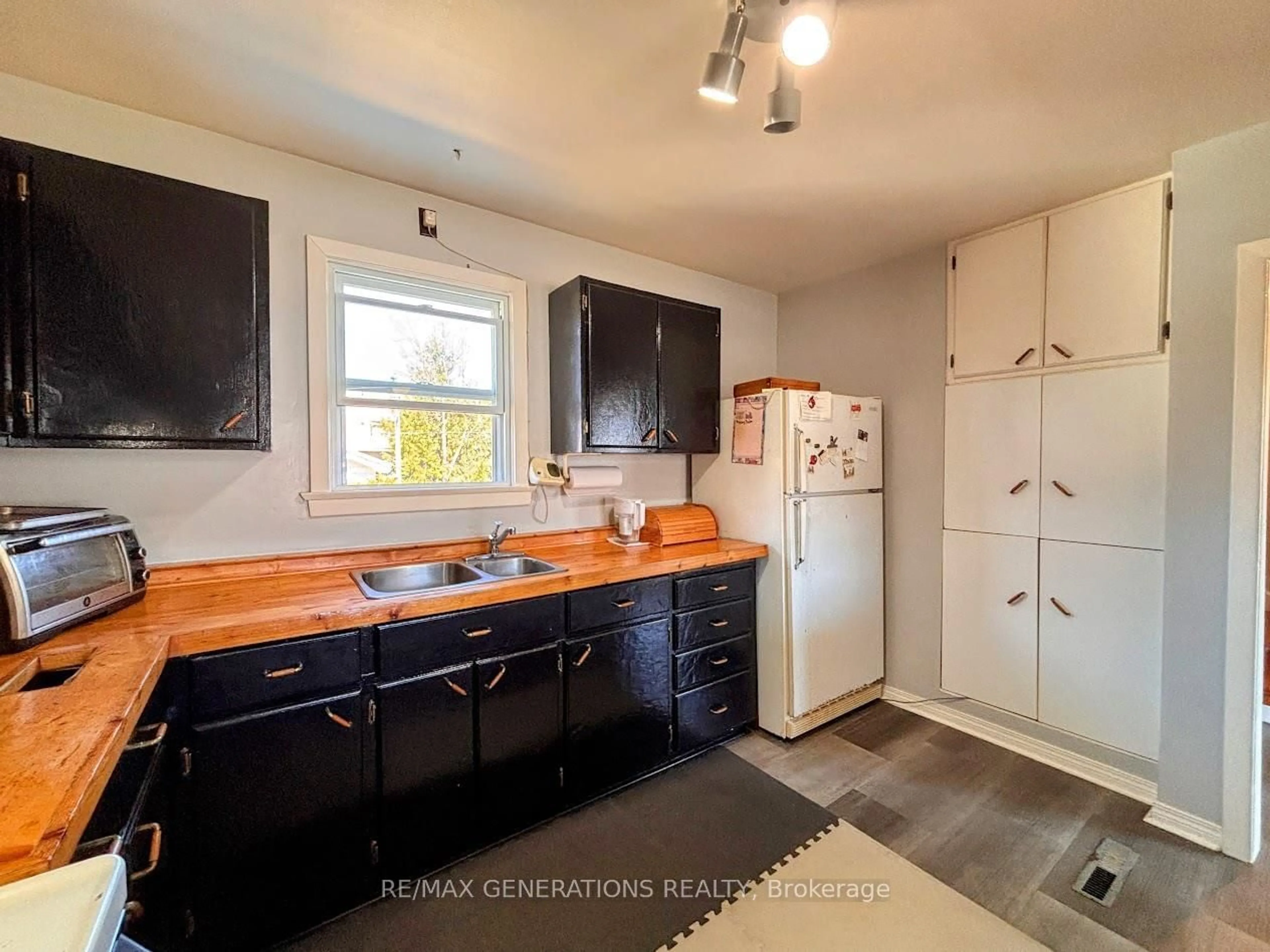 Standard kitchen, unknown for 25 Neebig Ave, Manitouwadge Ontario P0T 2C0
