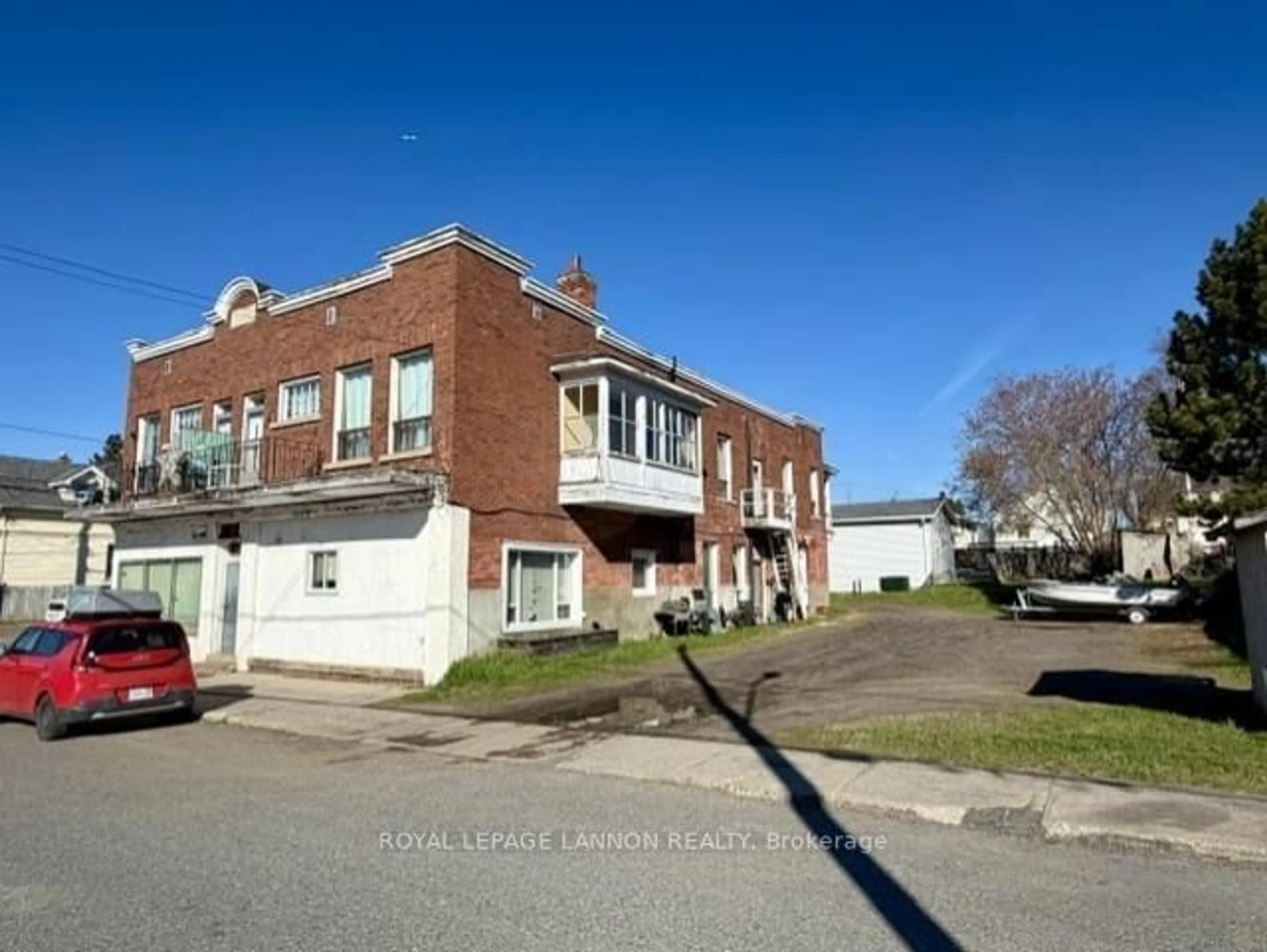 A pic from outside/outdoor area/front of a property/back of a property/a pic from drone, street for 142 College St, Thunder Bay Ontario P7A 5J7