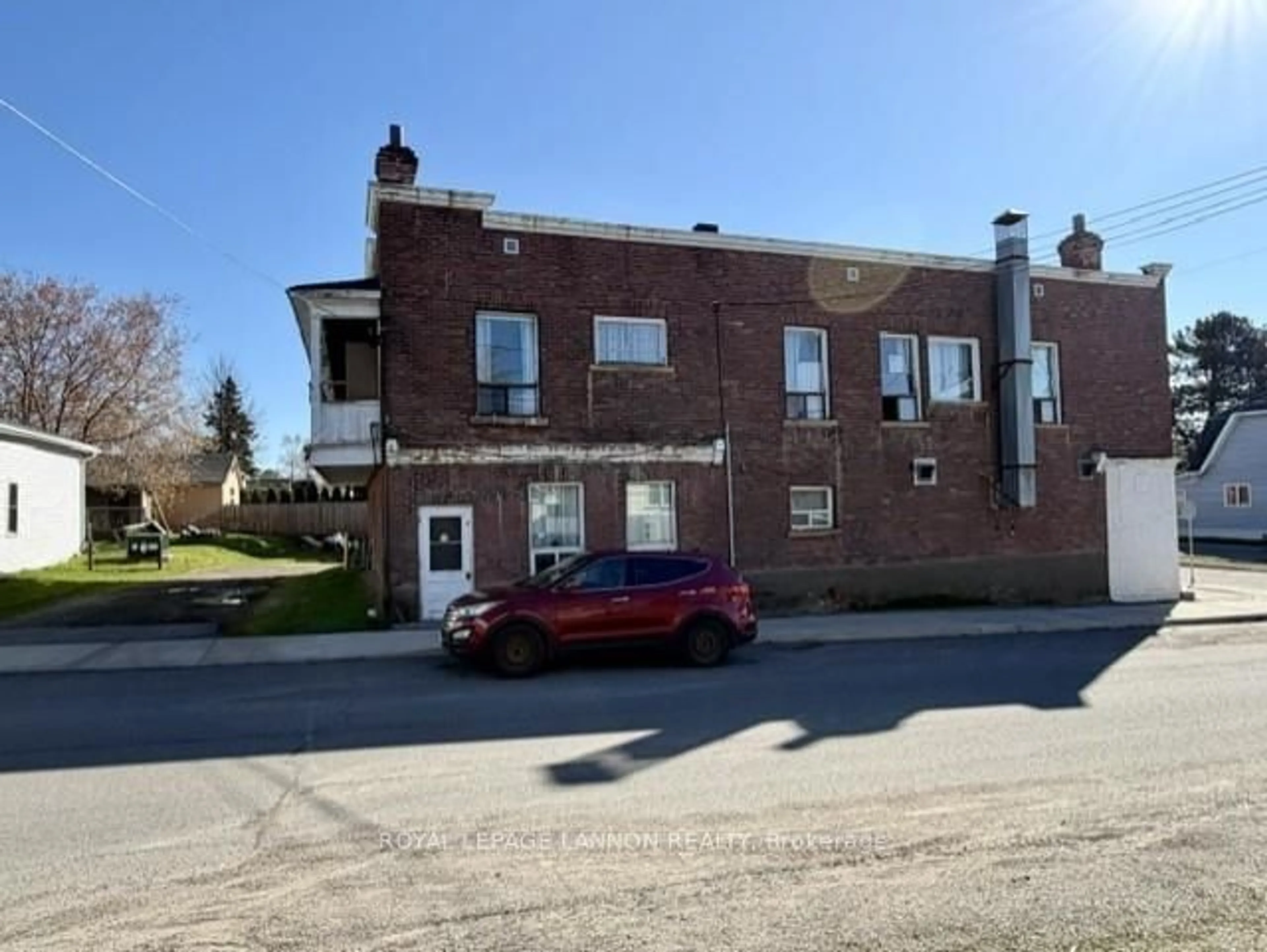 Unknown for 142 College St, Thunder Bay Ontario P7A 5J7
