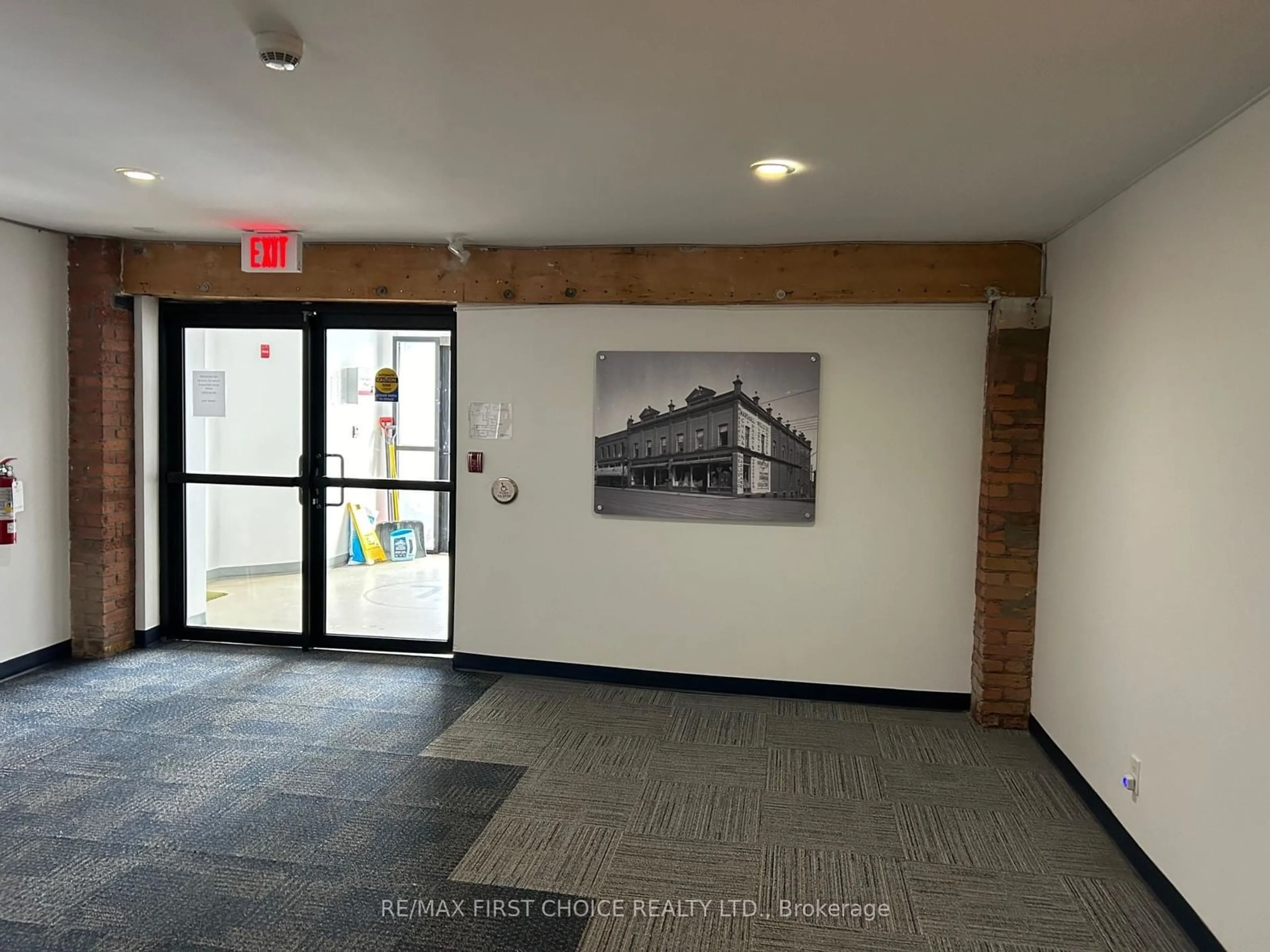 Indoor foyer for 37 Cumberland St #103, Thunder Bay Ontario P7B 2T4