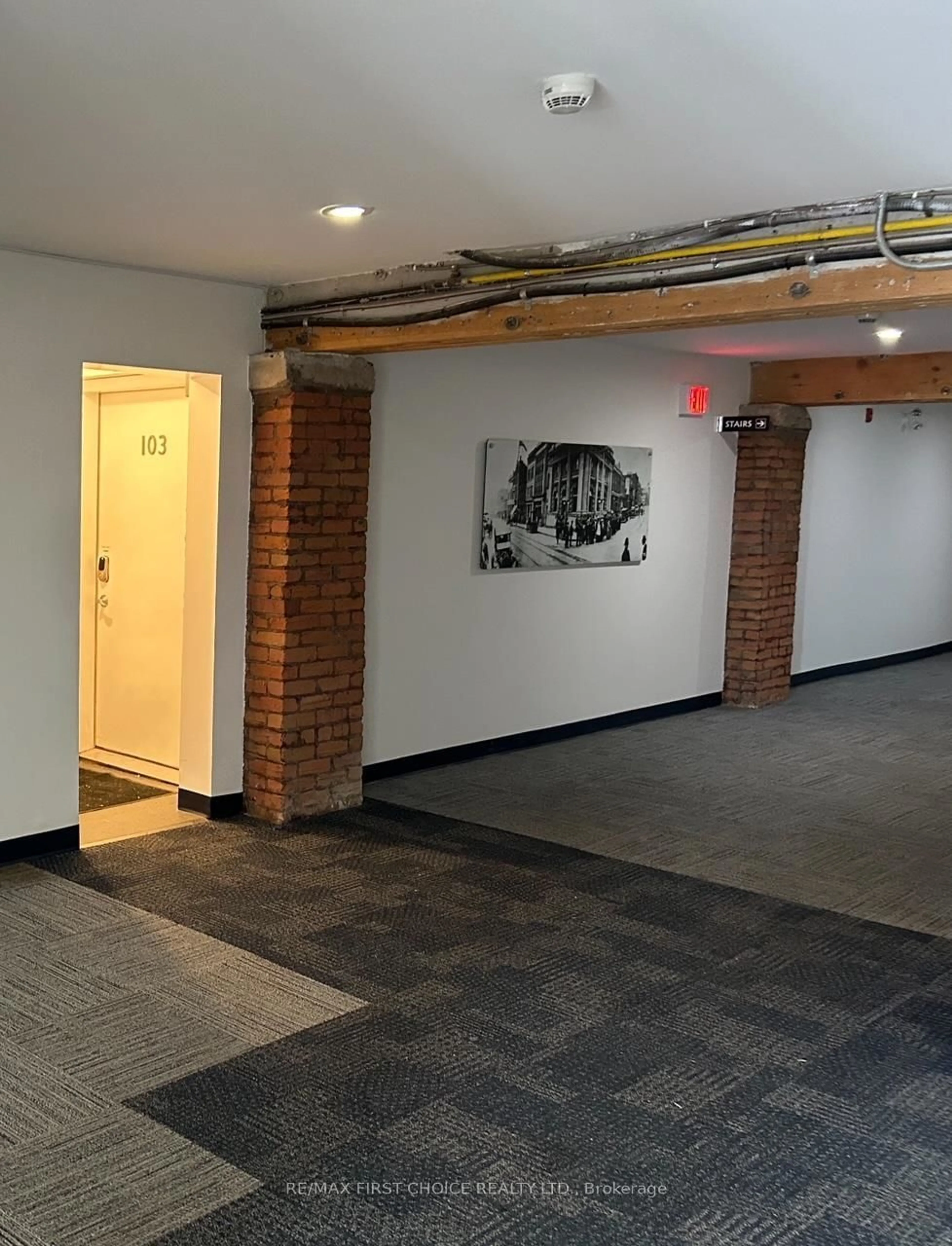 Indoor foyer for 37 Cumberland St #103, Thunder Bay Ontario P7B 2T4