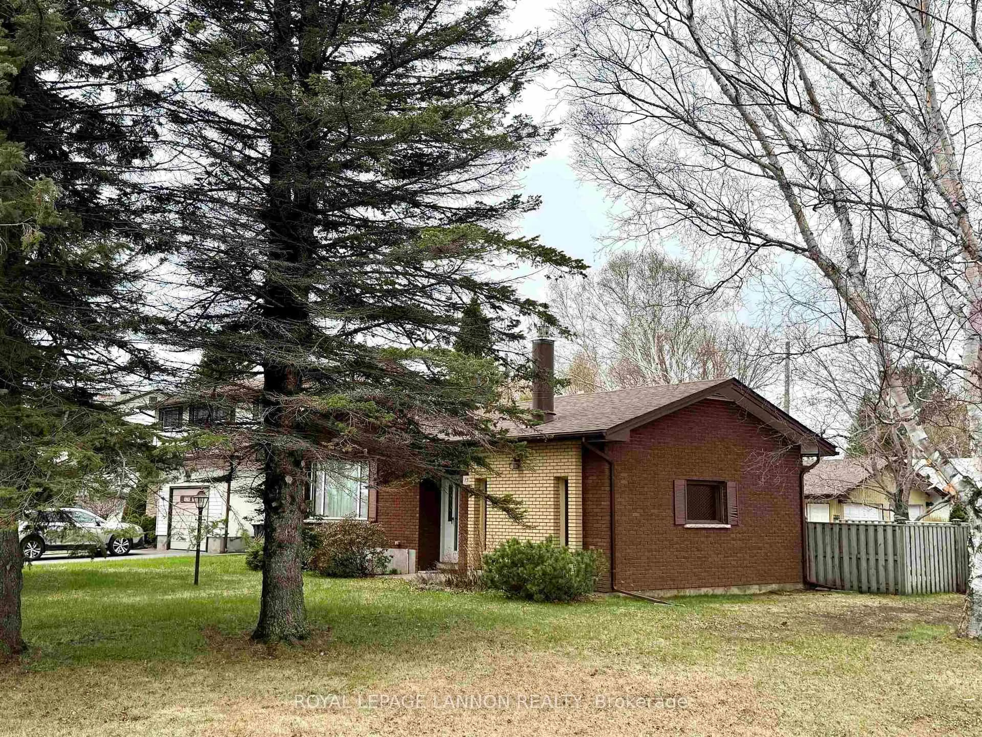 A pic from outside/outdoor area/front of a property/back of a property/a pic from drone, unknown for 737 Confederation Dr, Thunder Bay Ontario P7E 3N5