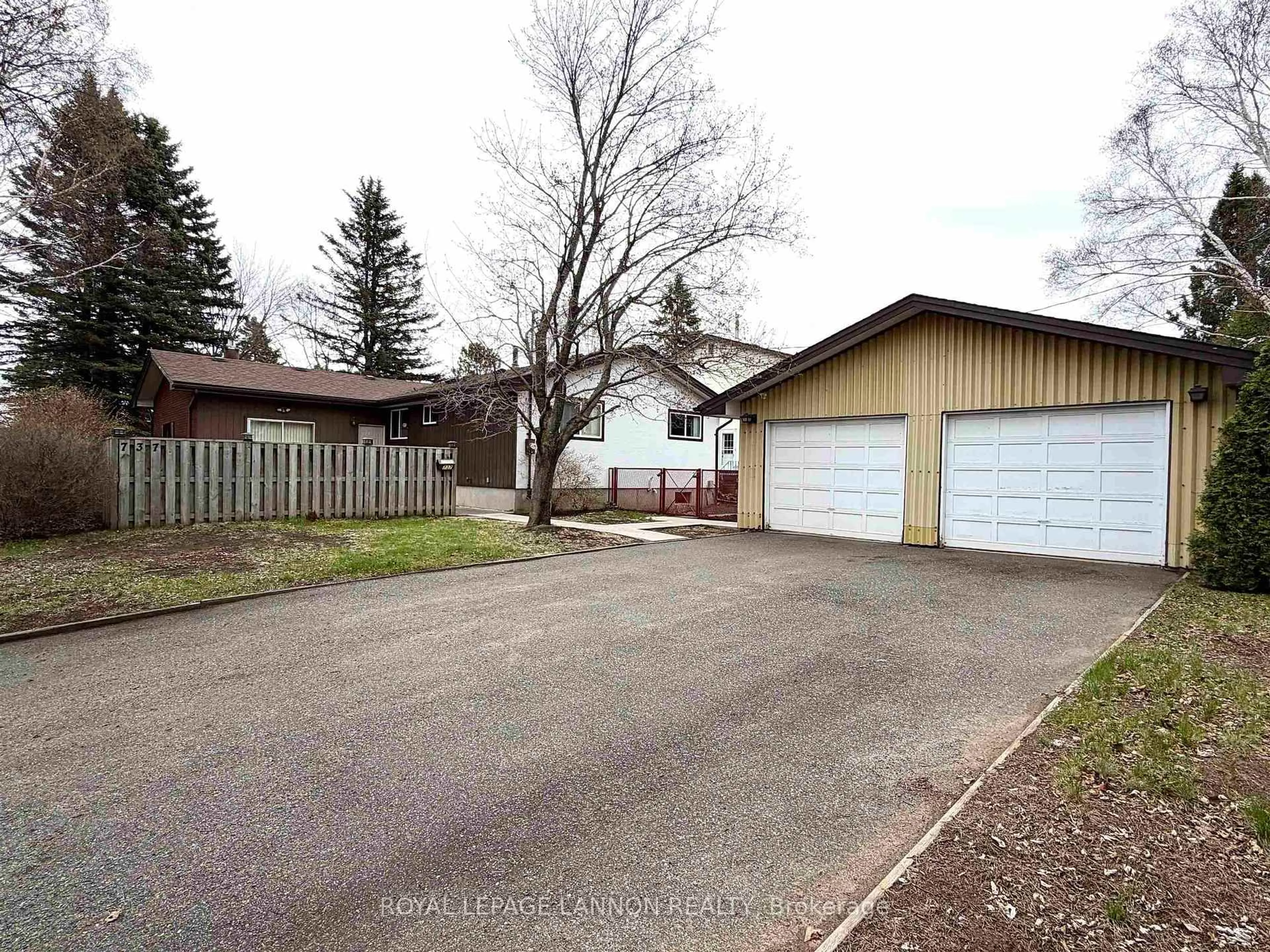 A pic from outside/outdoor area/front of a property/back of a property/a pic from drone, street for 737 Confederation Dr, Thunder Bay Ontario P7E 3N5