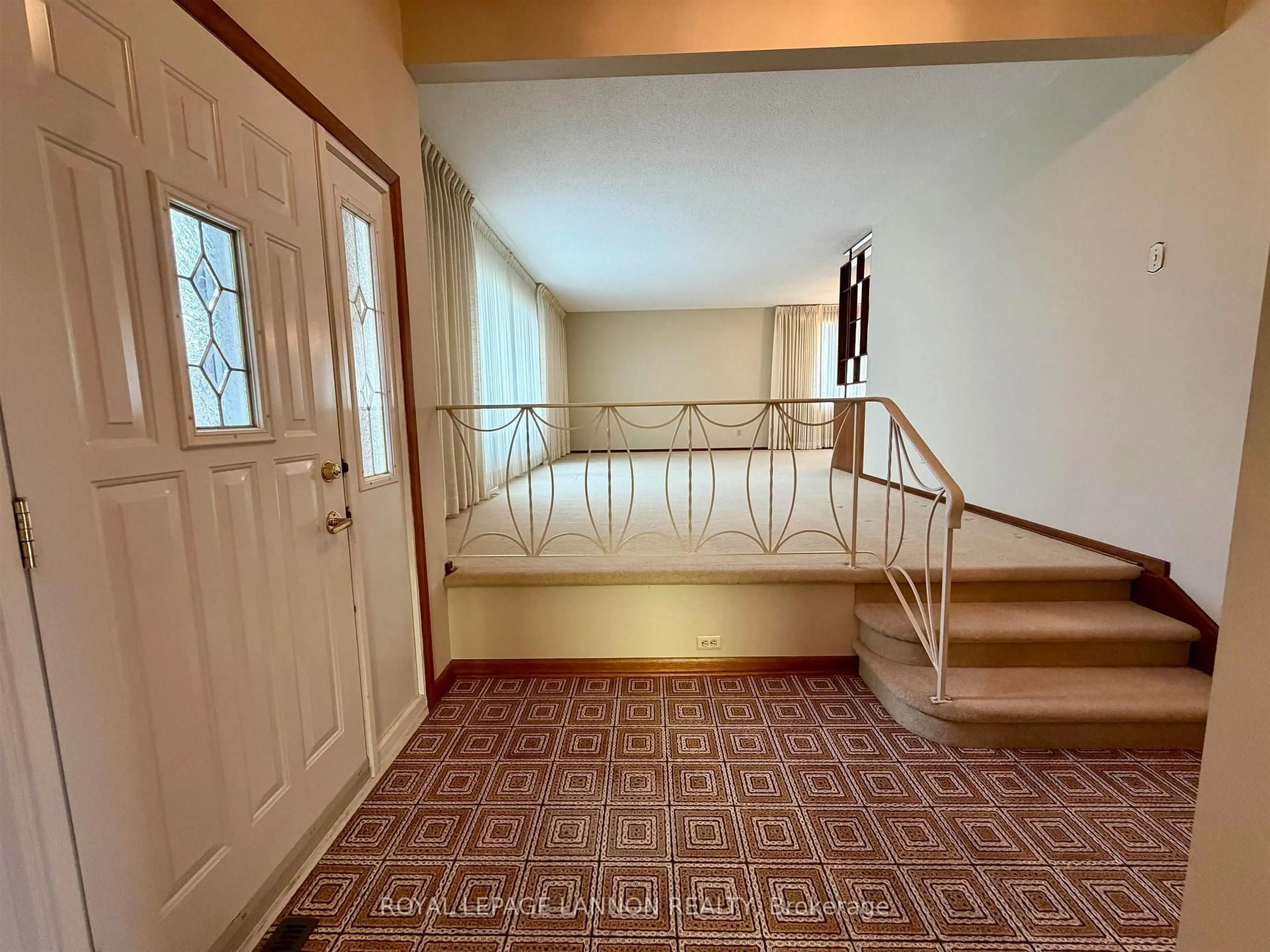 Indoor foyer for 737 Confederation Dr, Thunder Bay Ontario P7E 3N5